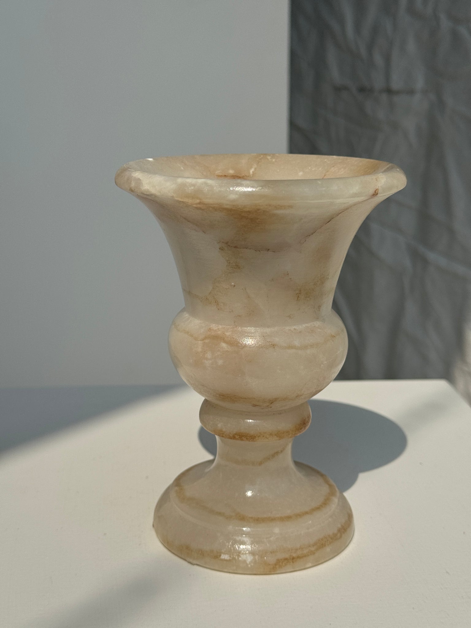 Petit vase en albâtre de style Médicis H15