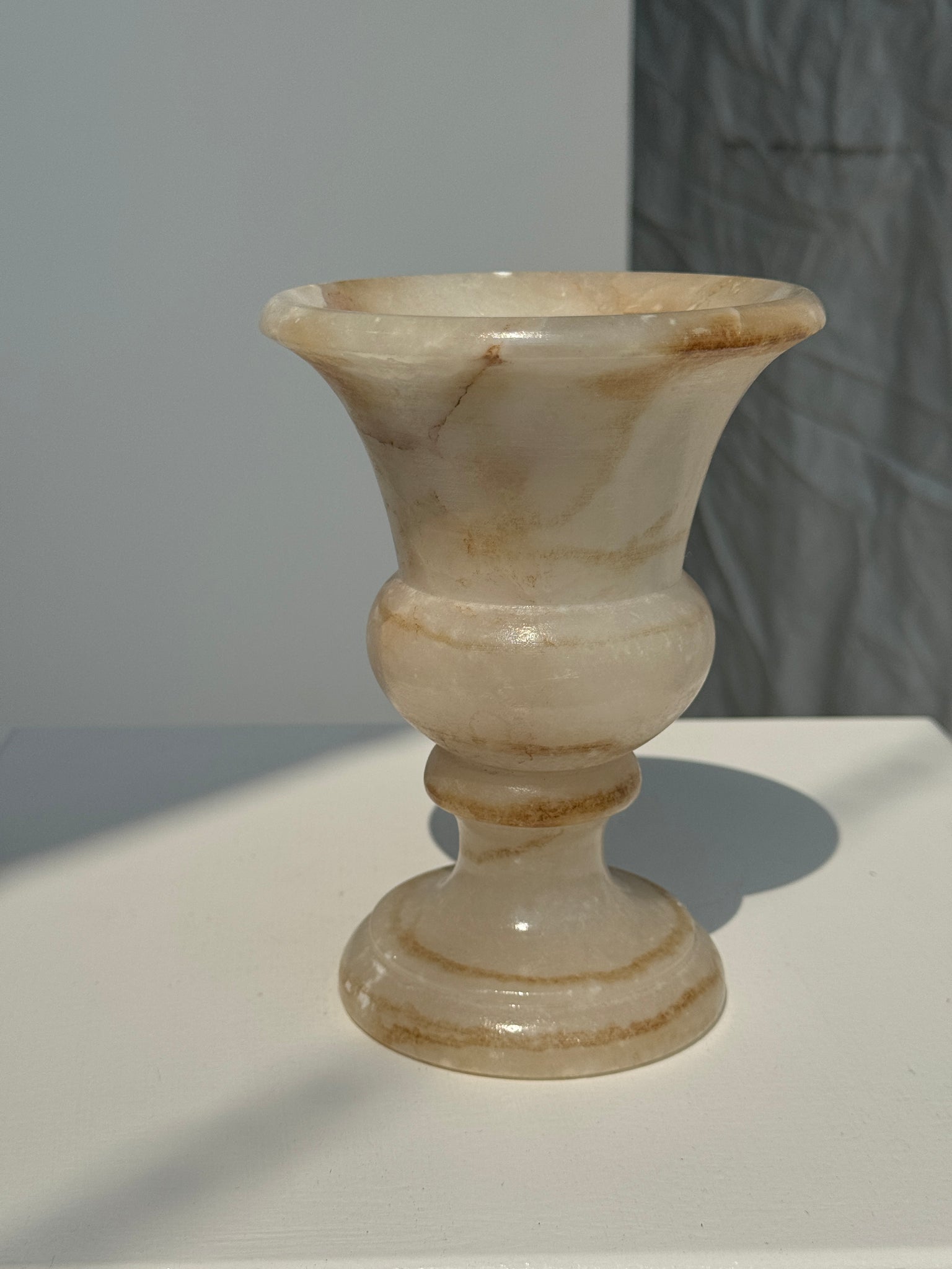 Petit vase en albâtre de style Médicis H15