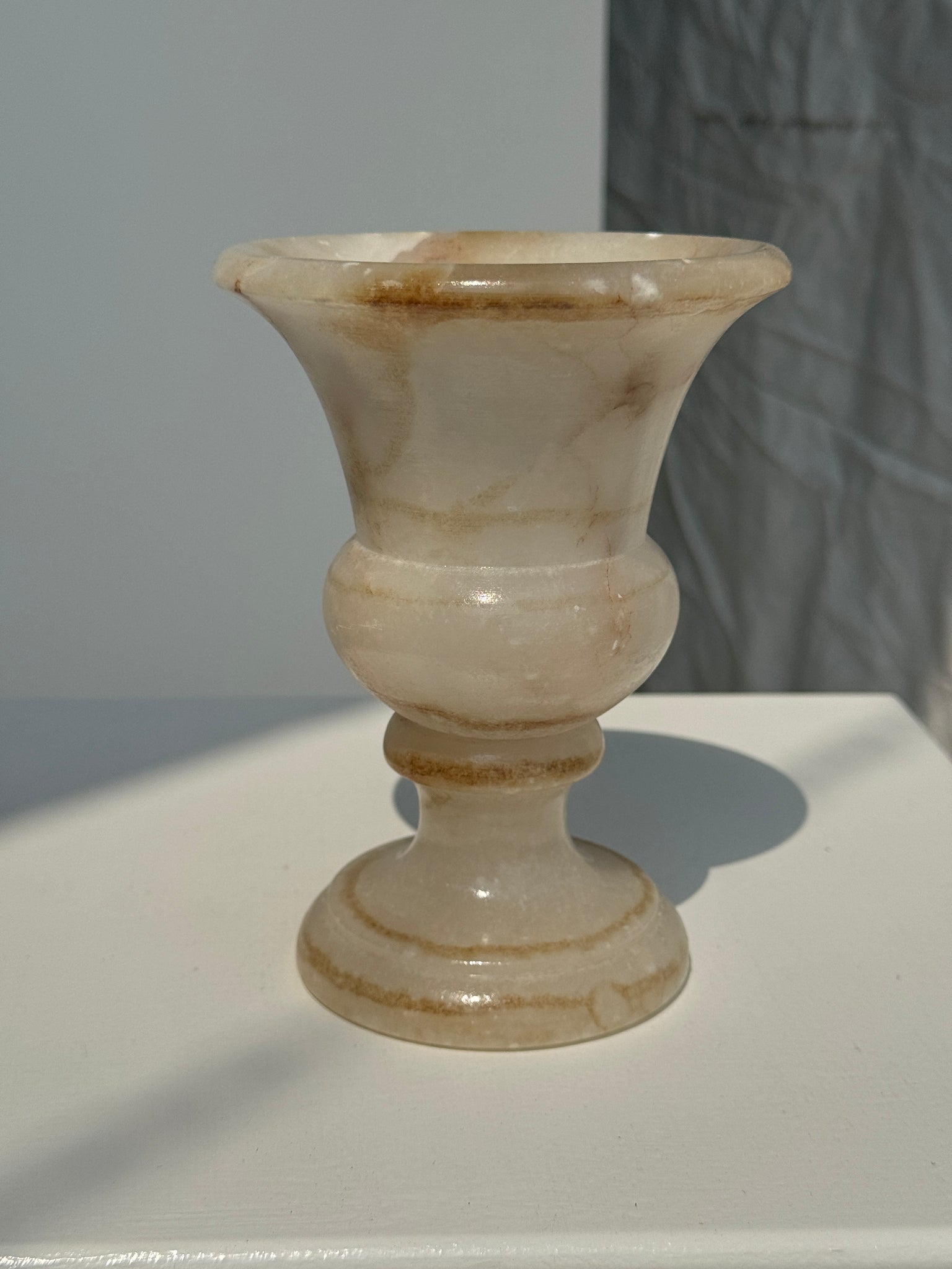 Petit vase en albâtre de style Médicis H15