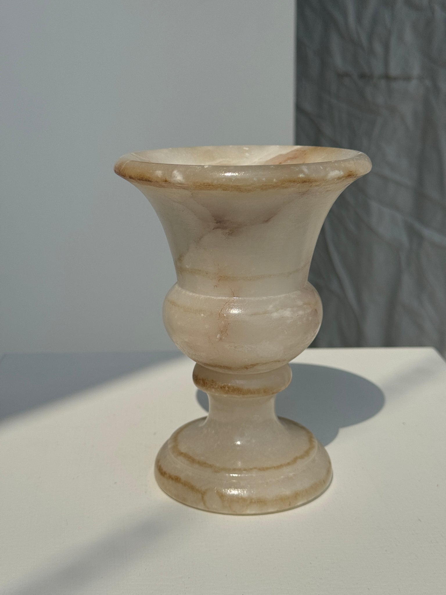 Petit vase en albâtre de style Médicis H15