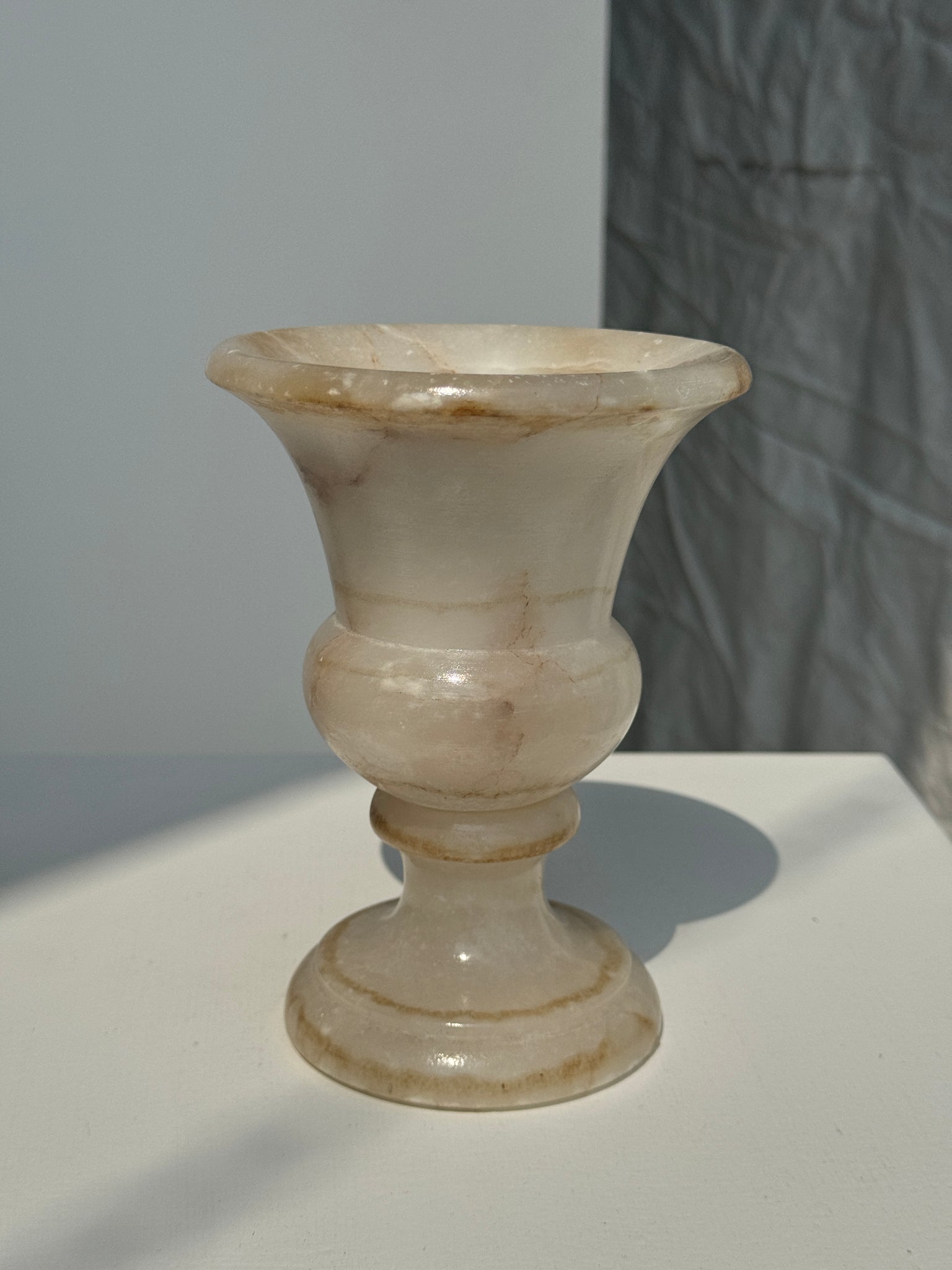 Petit vase en albâtre de style Médicis H15