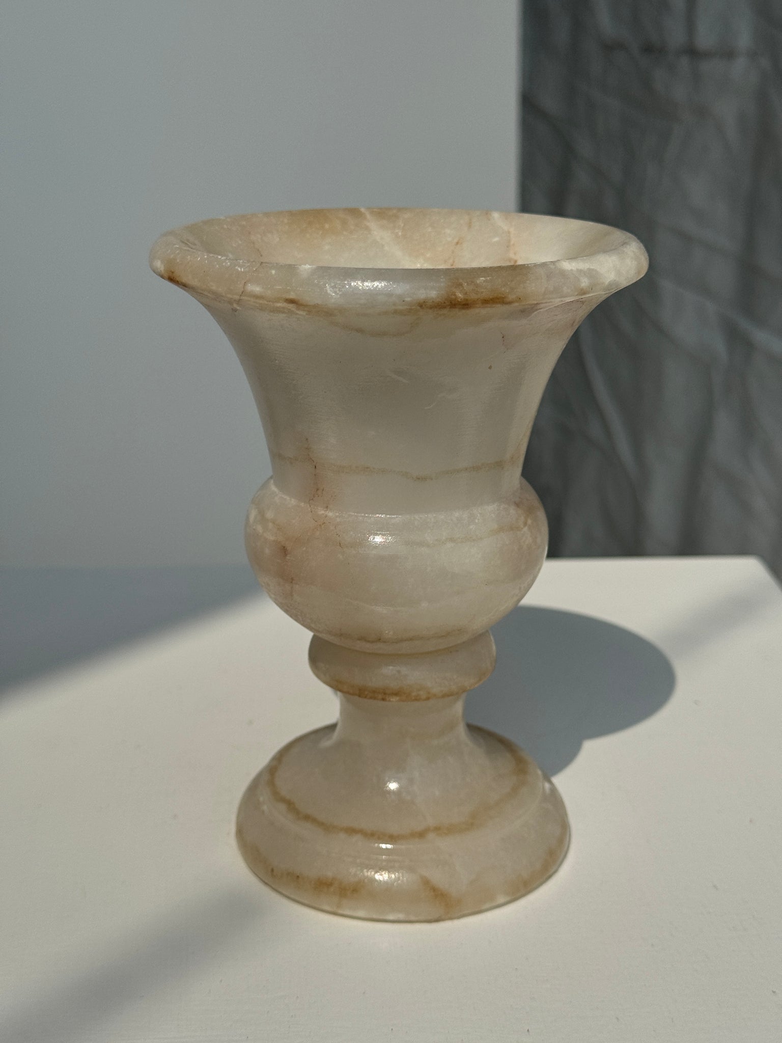 Petit vase en albâtre de style Médicis H15