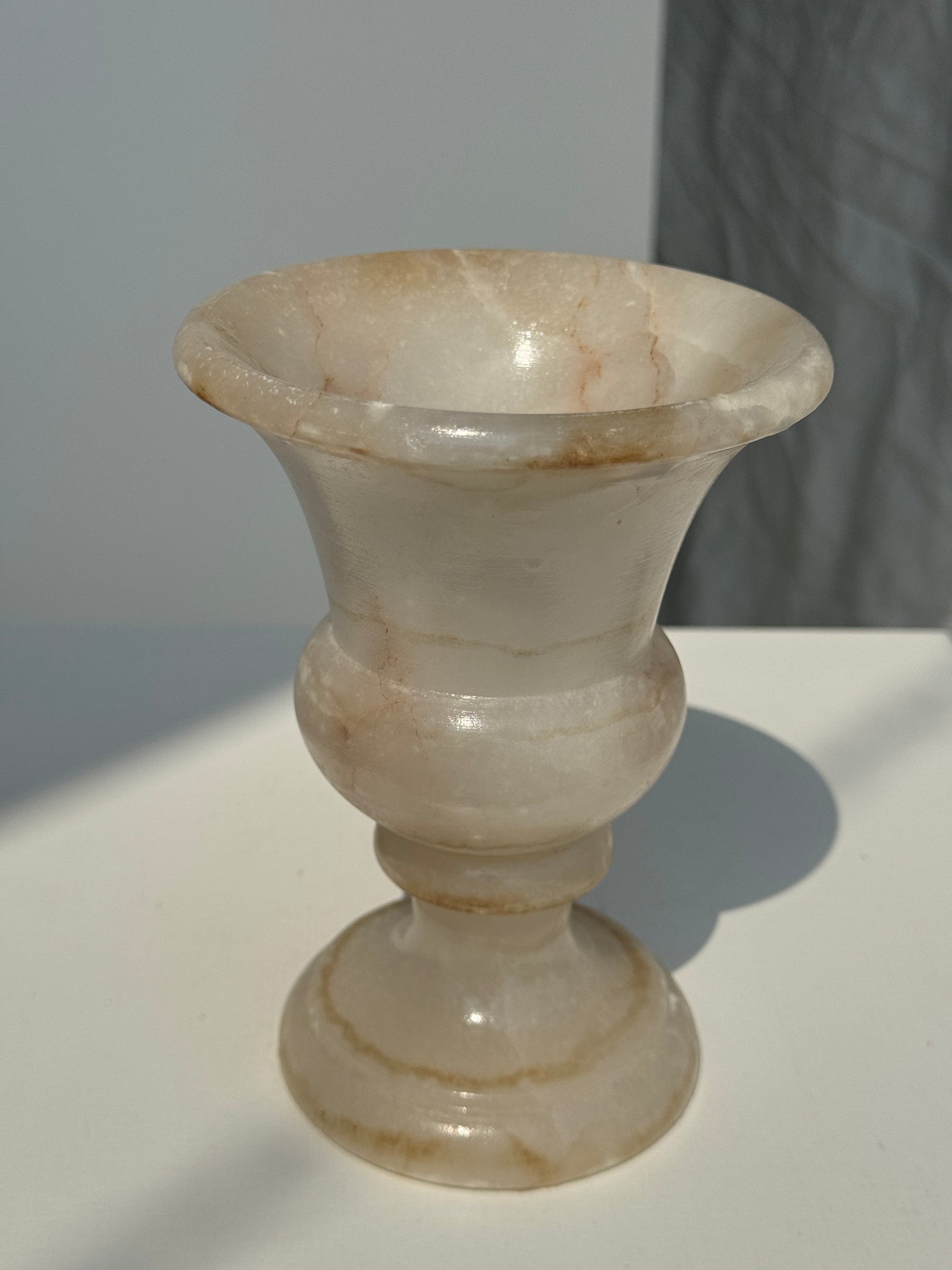 Petit vase en albâtre de style Médicis H15