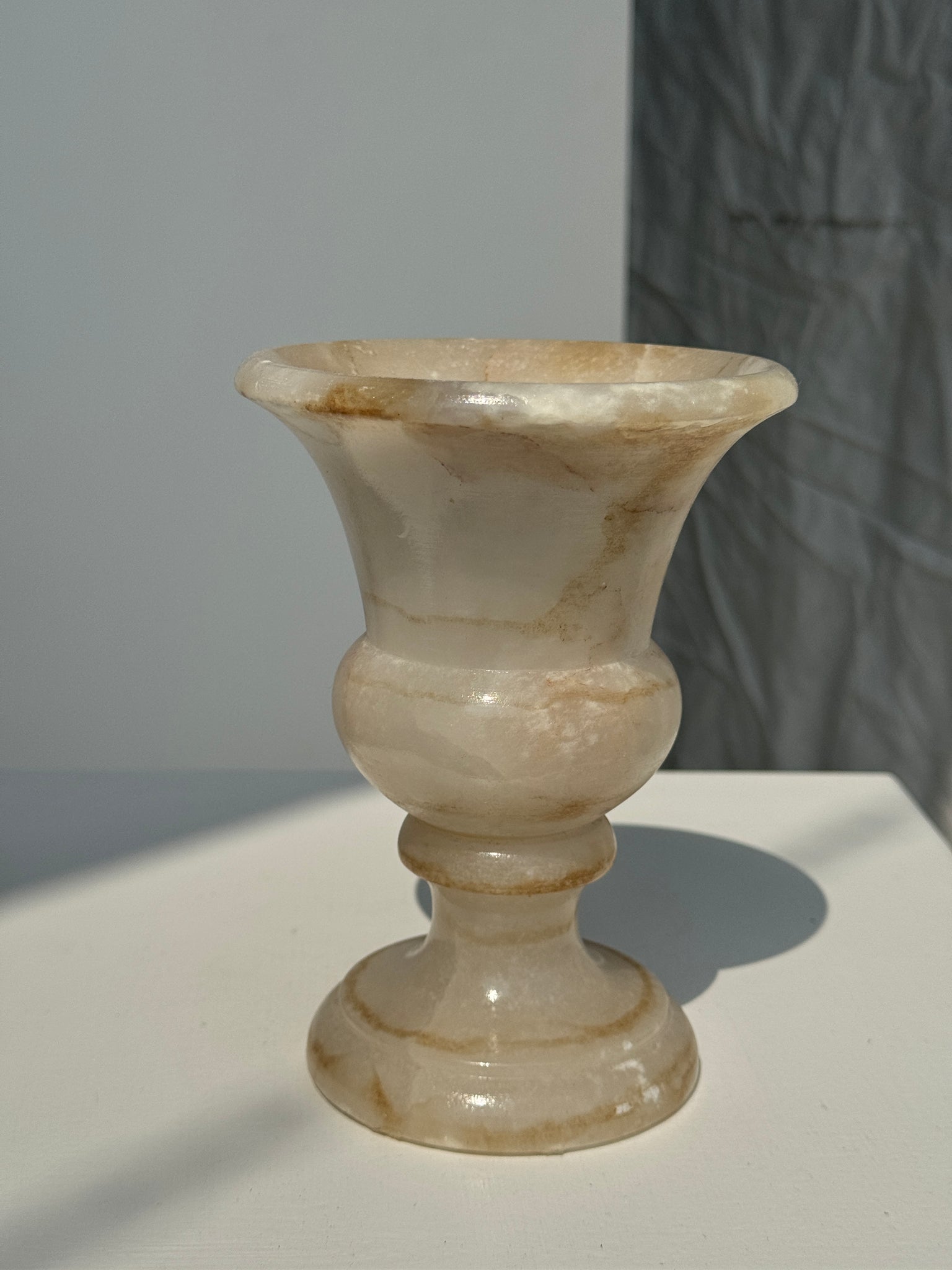 Petit vase en albâtre de style Médicis H15