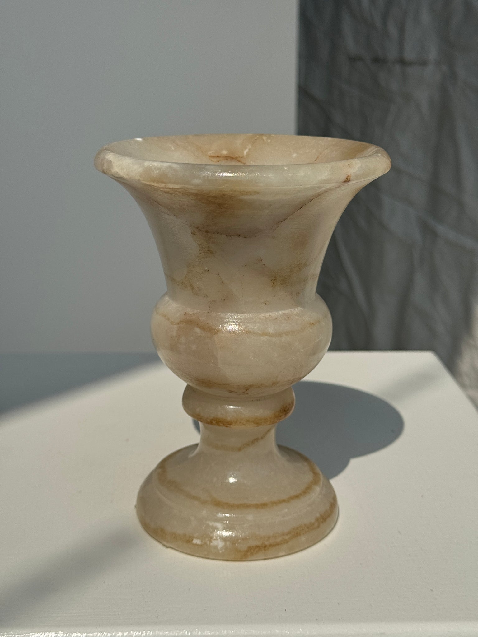 Petit vase en albâtre de style Médicis H15