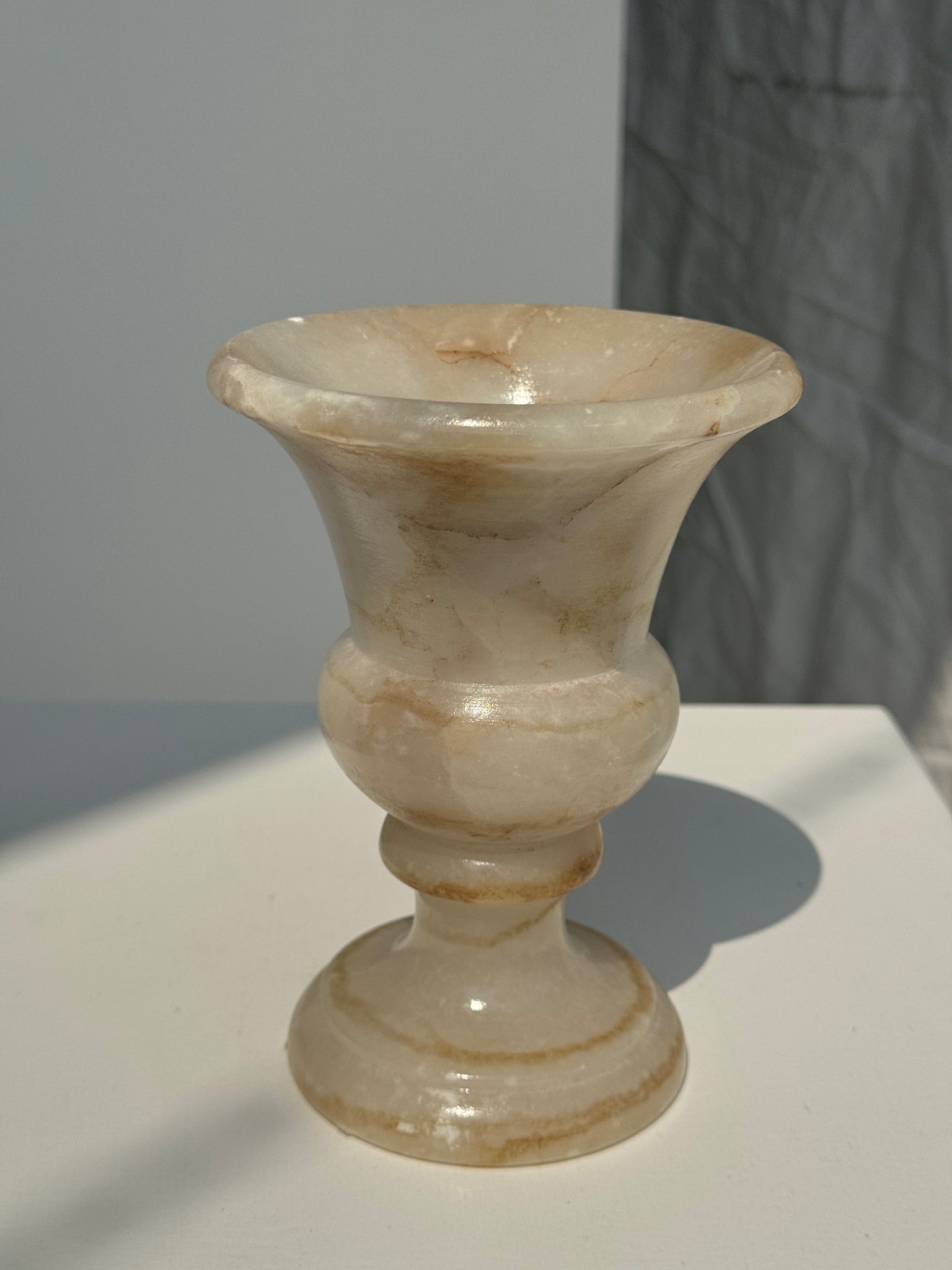 Petit vase en albâtre de style Médicis H15