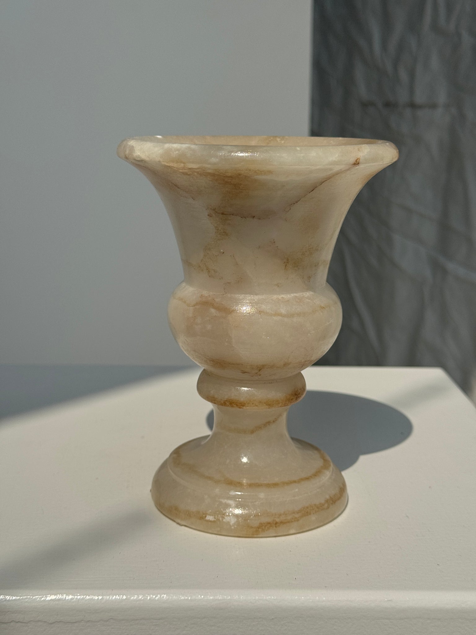 Petit vase en albâtre de style Médicis H15