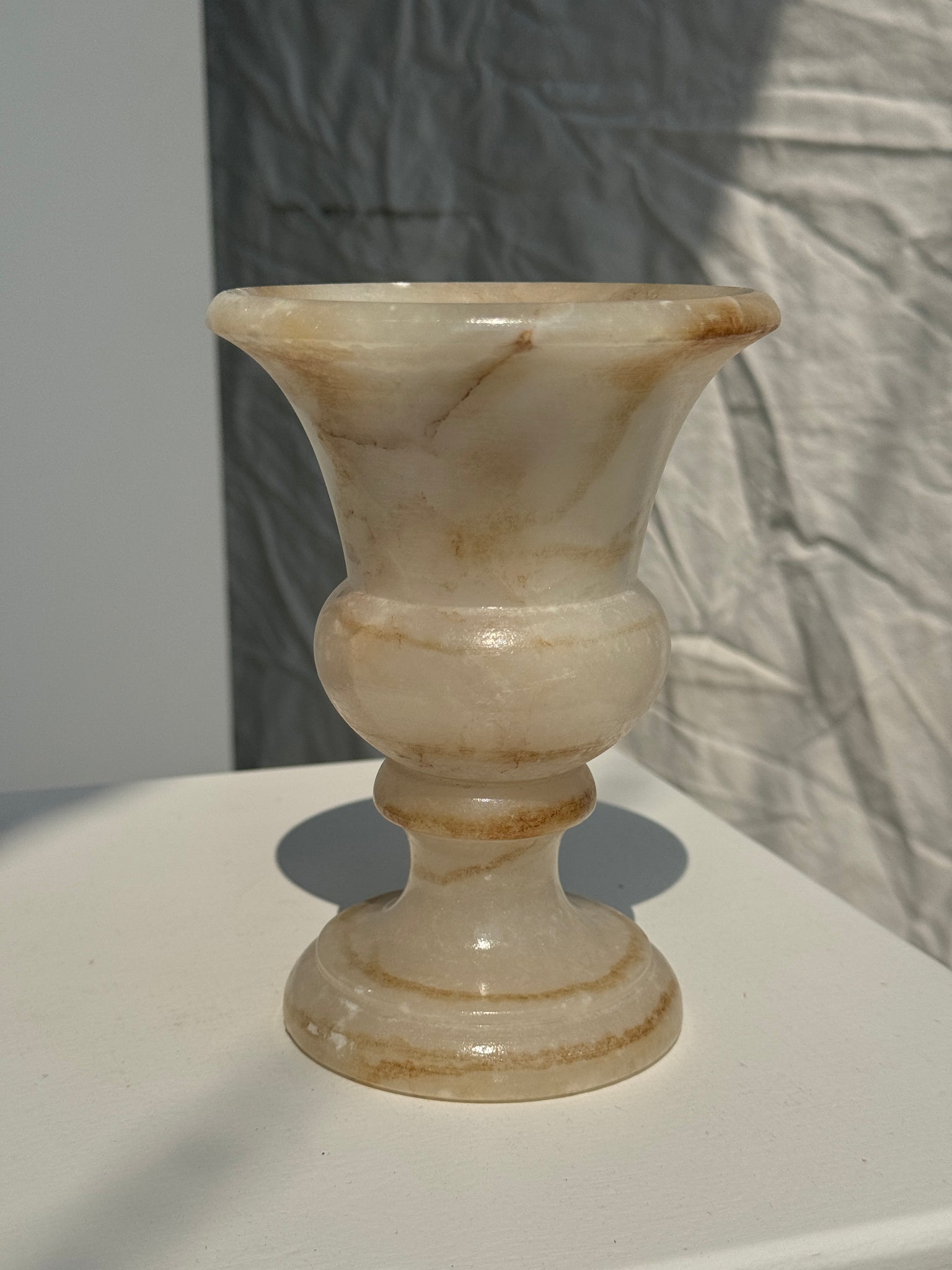 Petit vase en albâtre de style Médicis H15