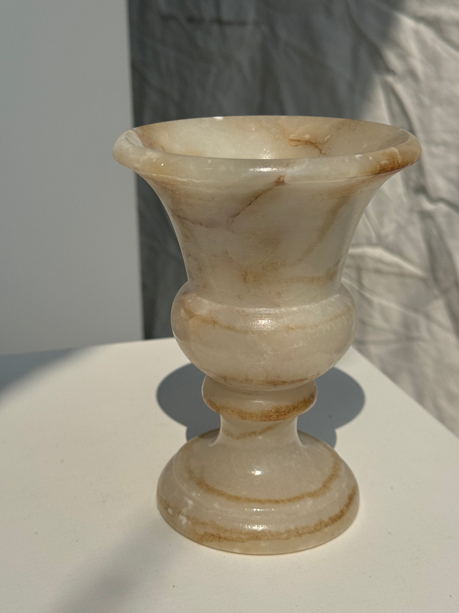 Petit vase en albâtre de style Médicis H15