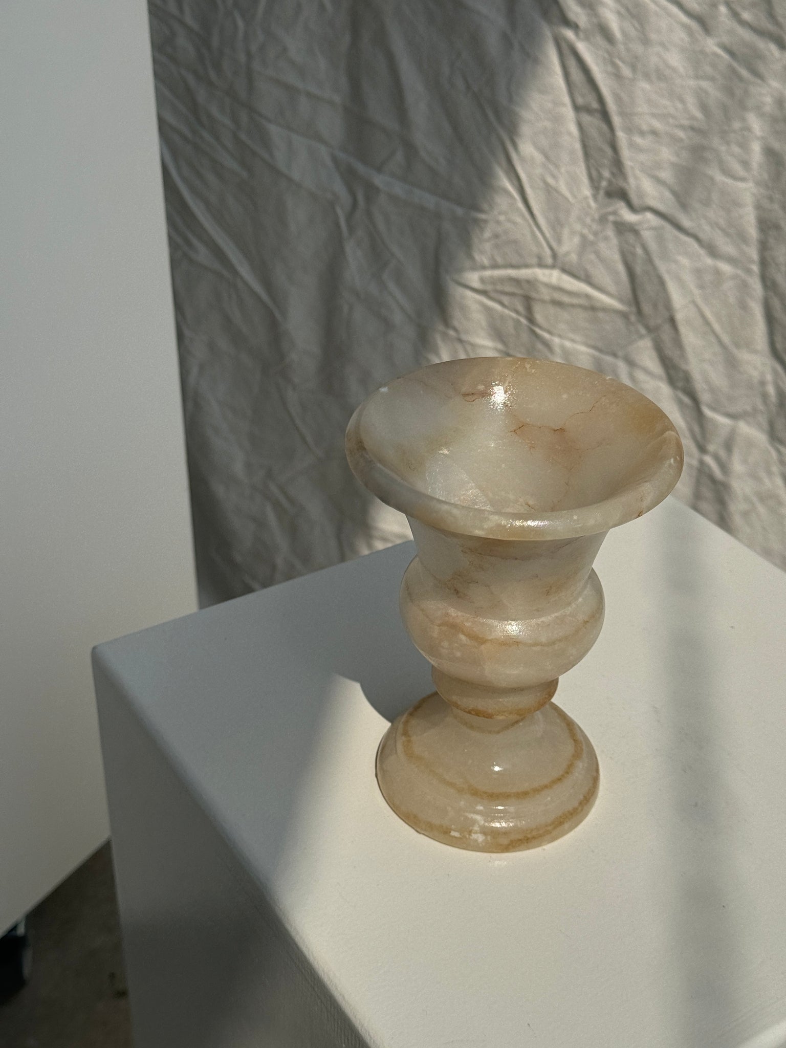 Petit vase en albâtre de style Médicis H15