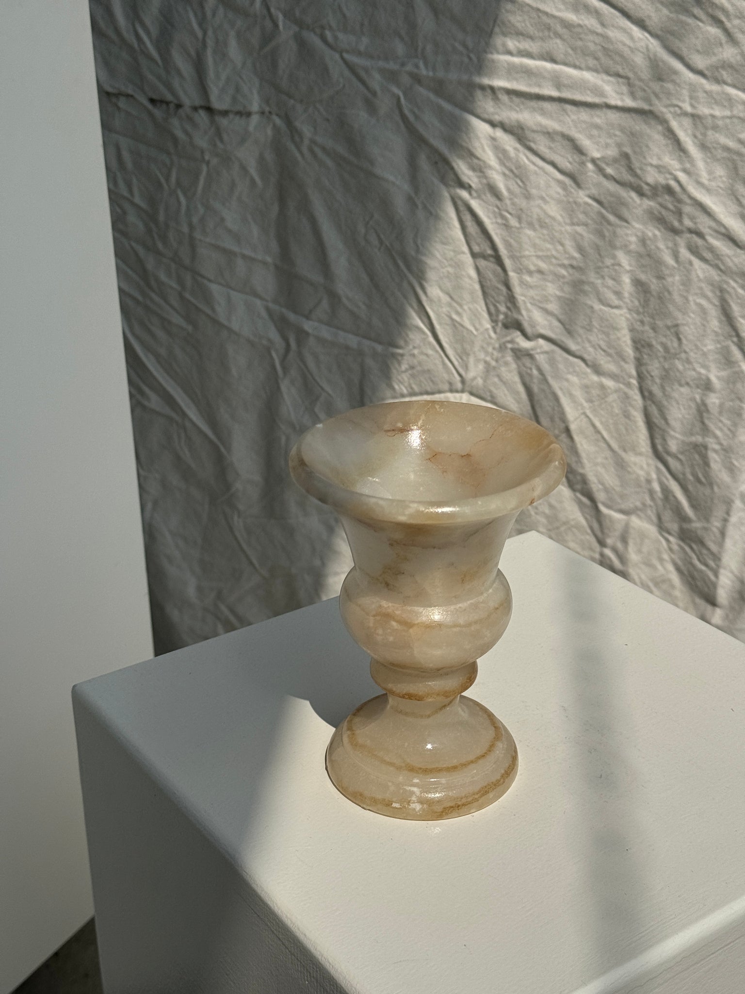 Petit vase en albâtre de style Médicis H15