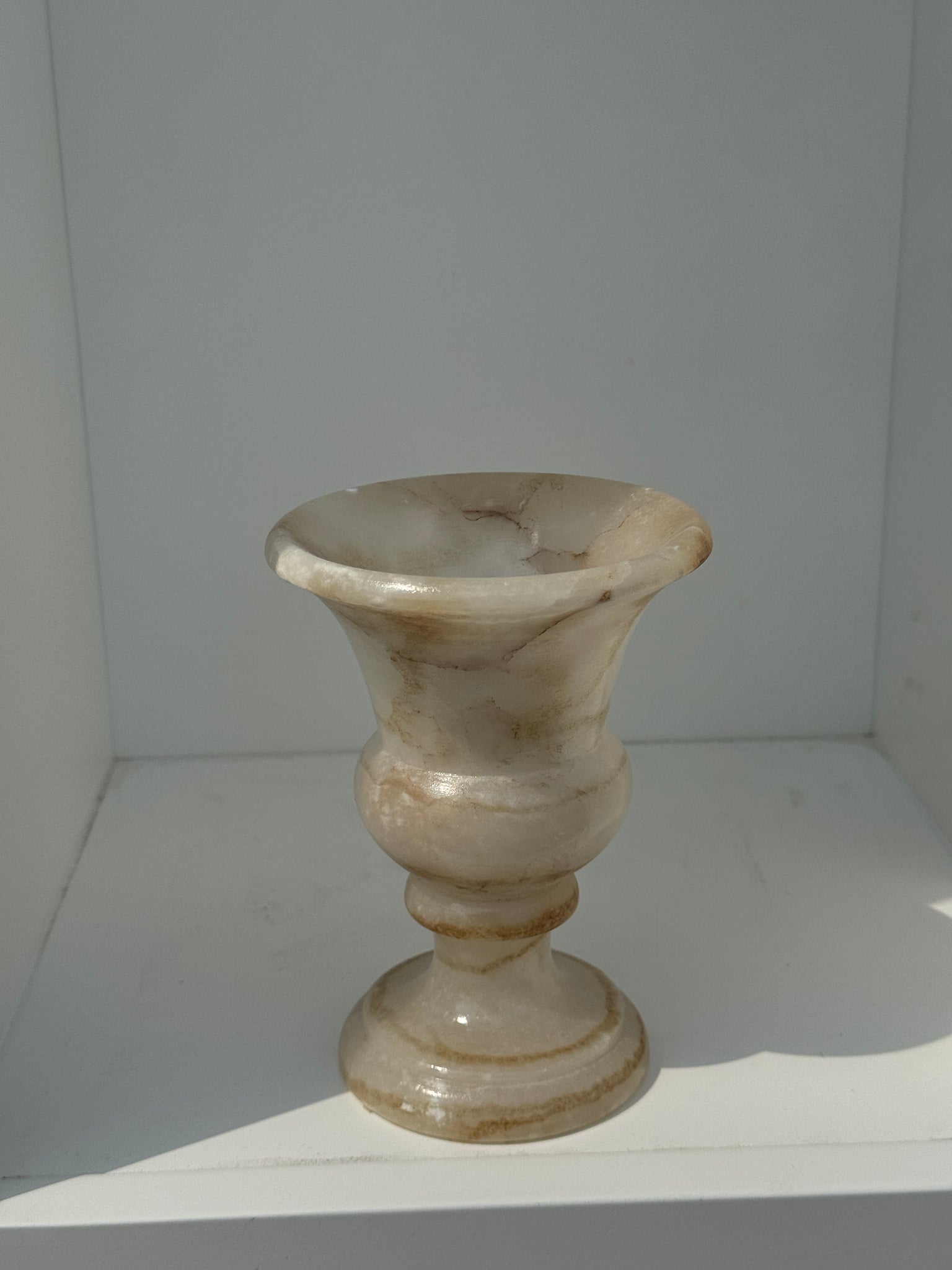 Petit vase en albâtre de style Médicis H15