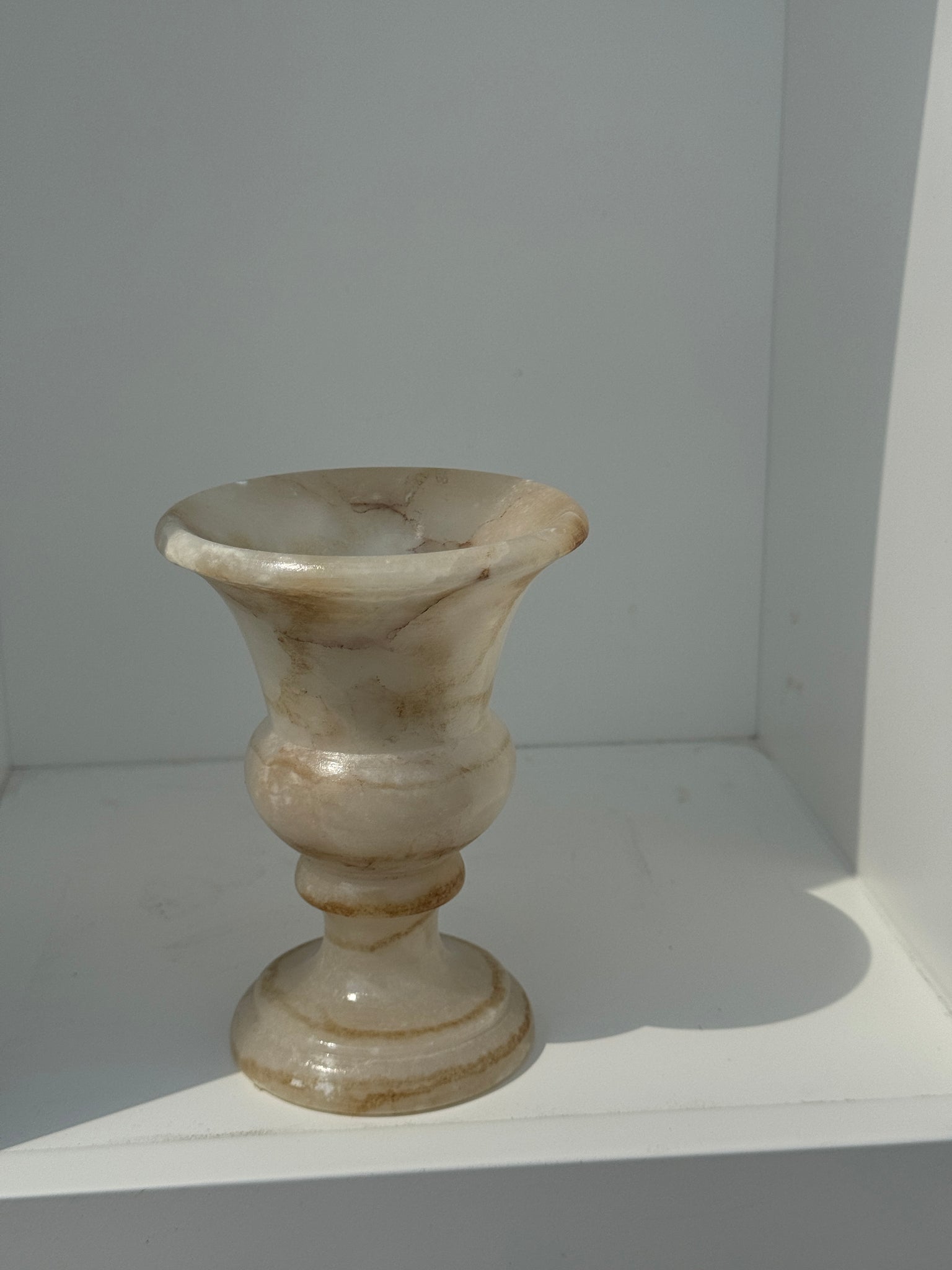 Petit vase en albâtre de style Médicis H15