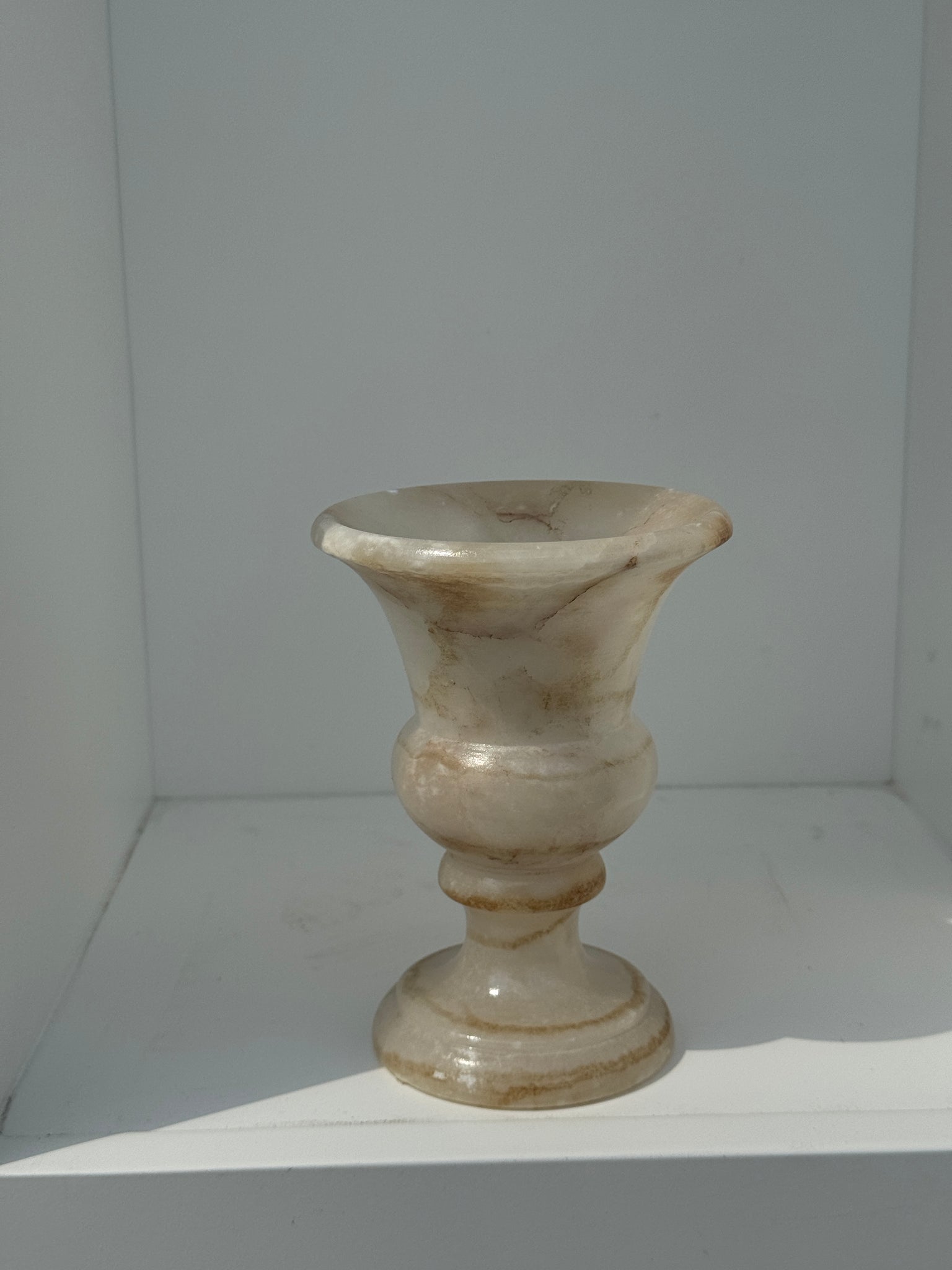 Petit vase en albâtre de style Médicis H15