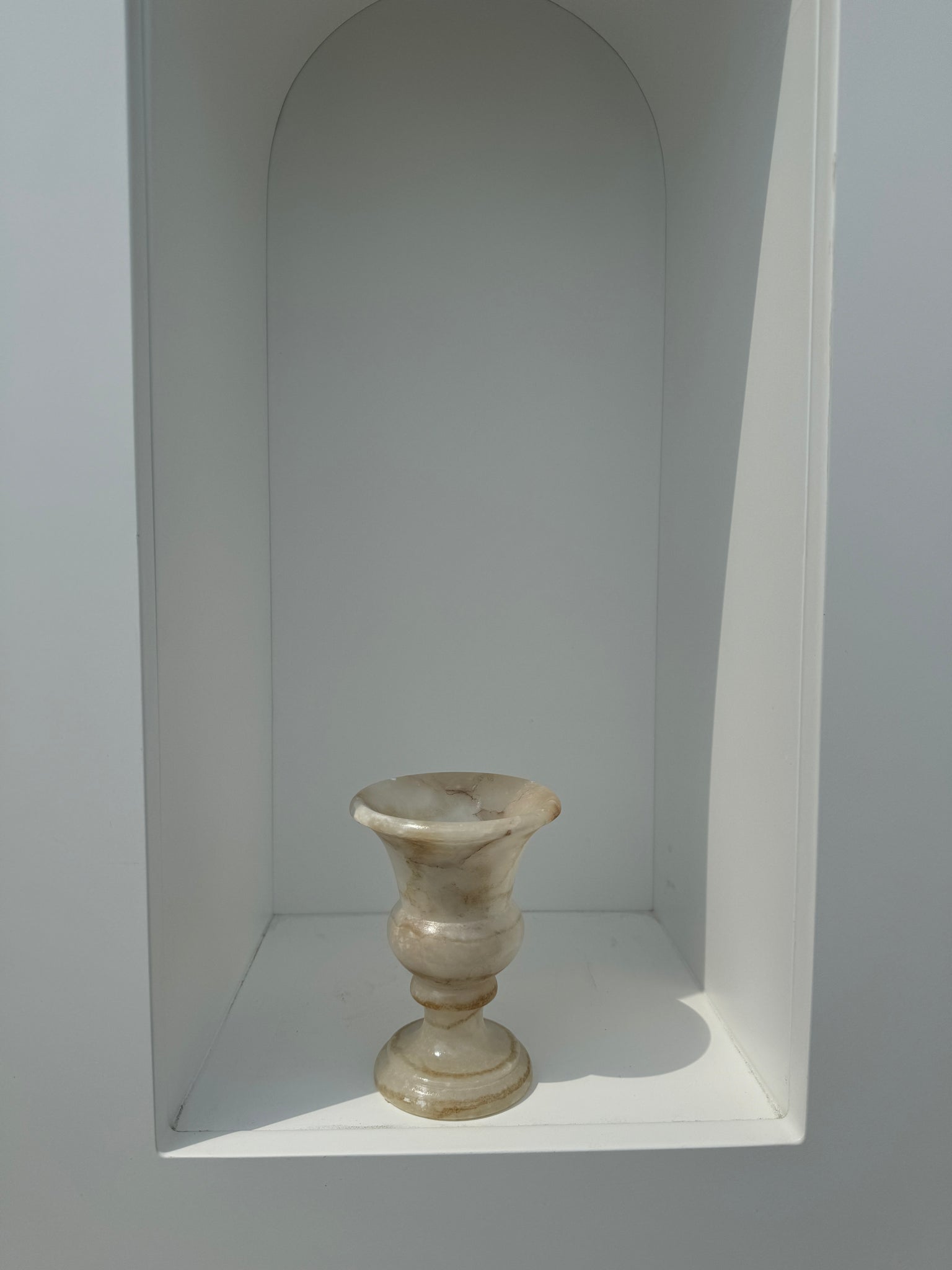 Petit vase en albâtre de style Médicis H15