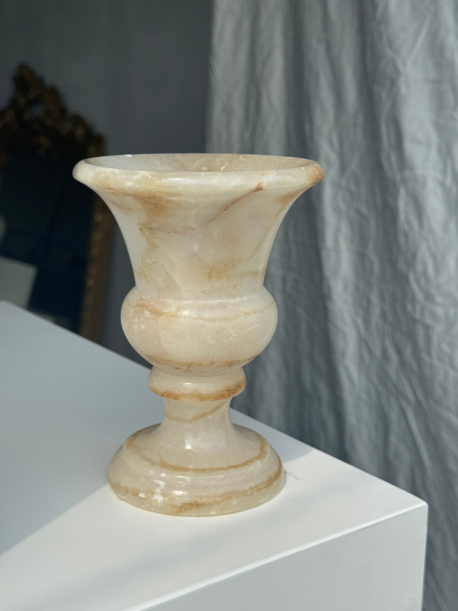 Petit vase en albâtre de style Médicis H15