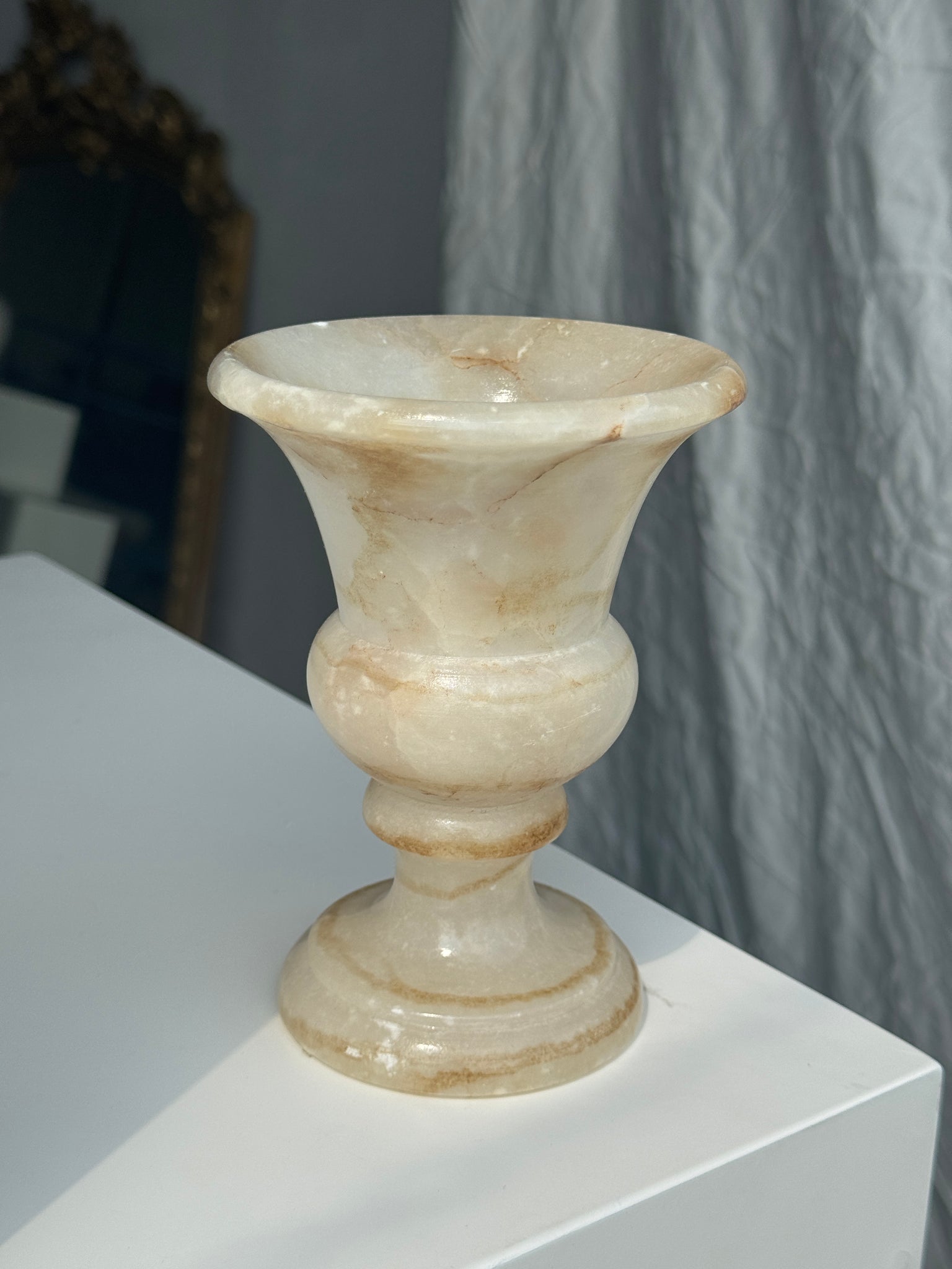 Petit vase en albâtre de style Médicis H15