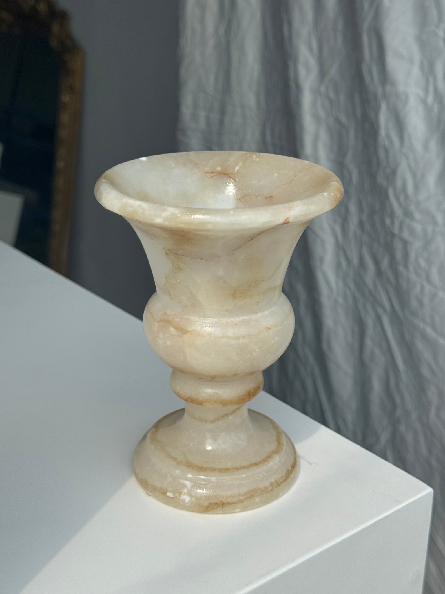 Petit vase en albâtre de style Médicis H15