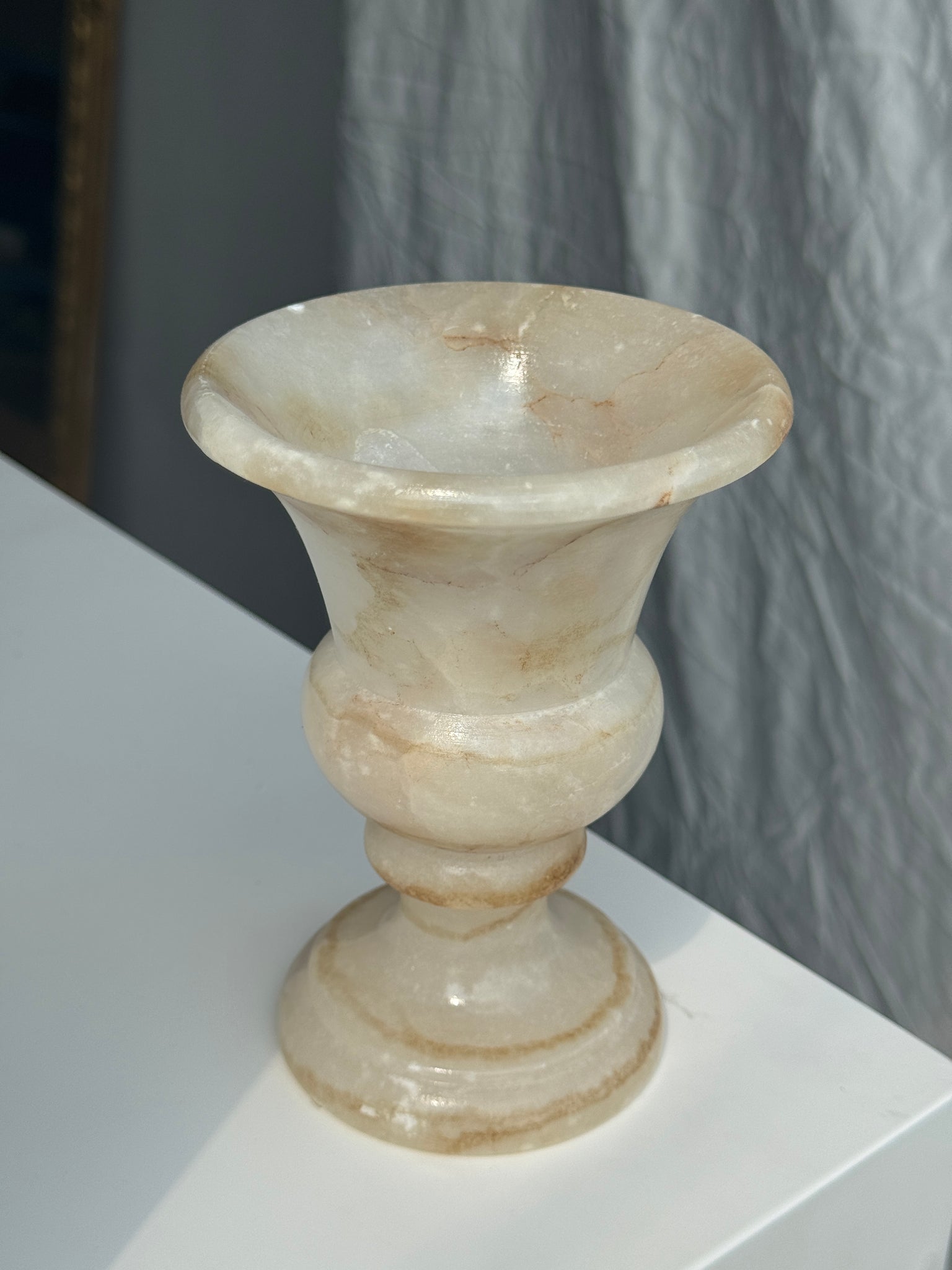 Petit vase en albâtre de style Médicis H15