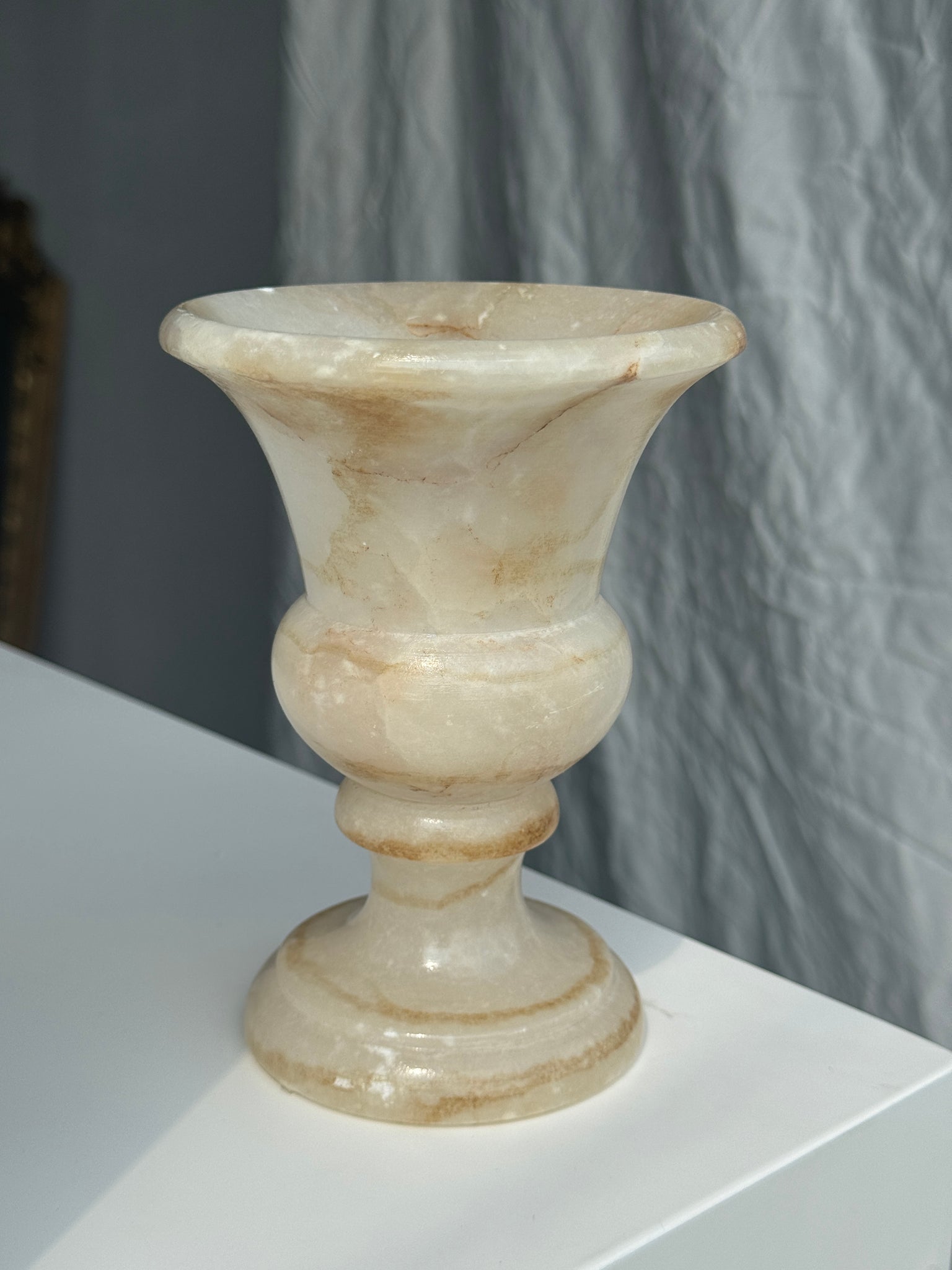 Petit vase en albâtre de style Médicis H15