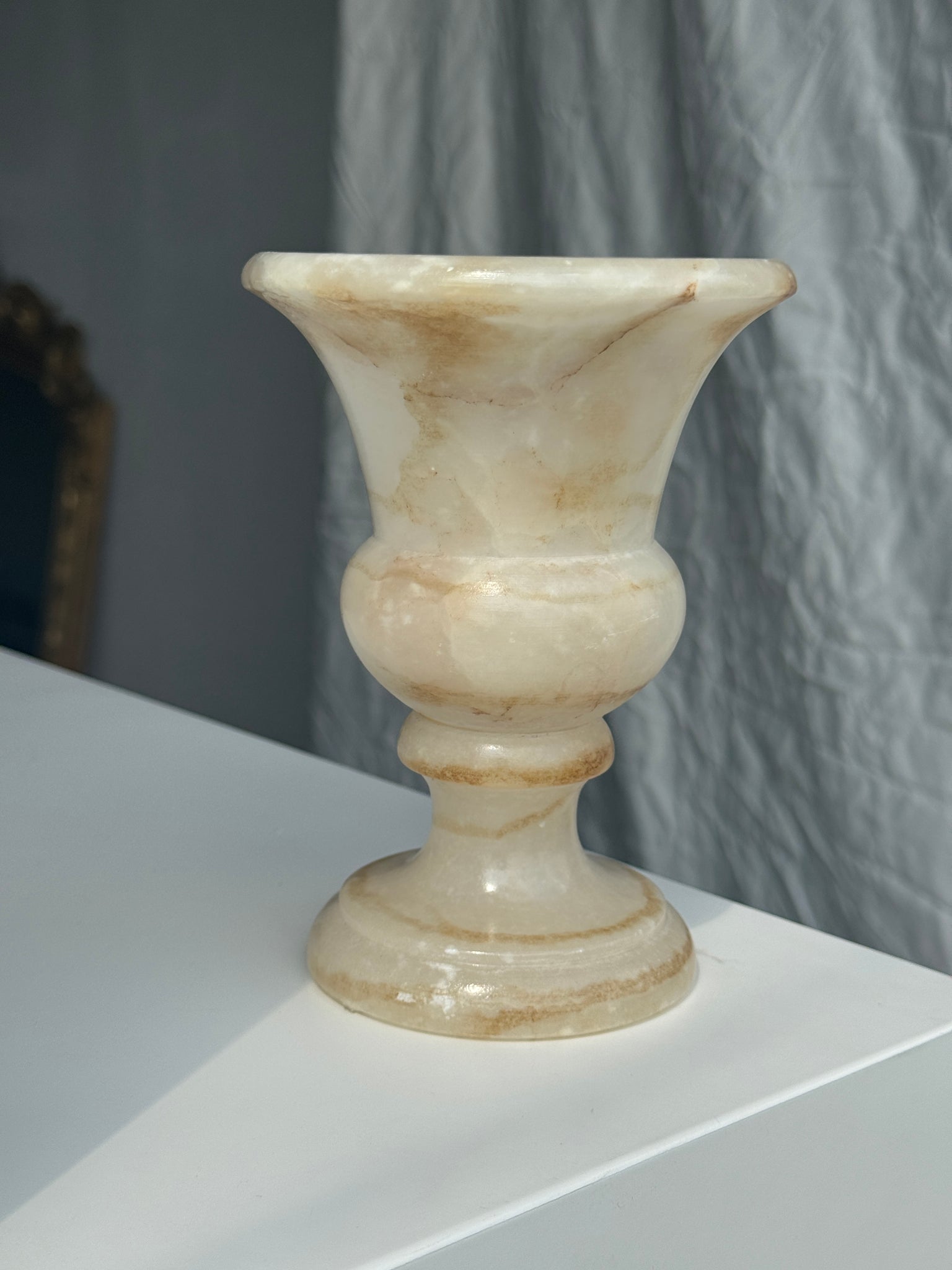 Petit vase en albâtre de style Médicis H15