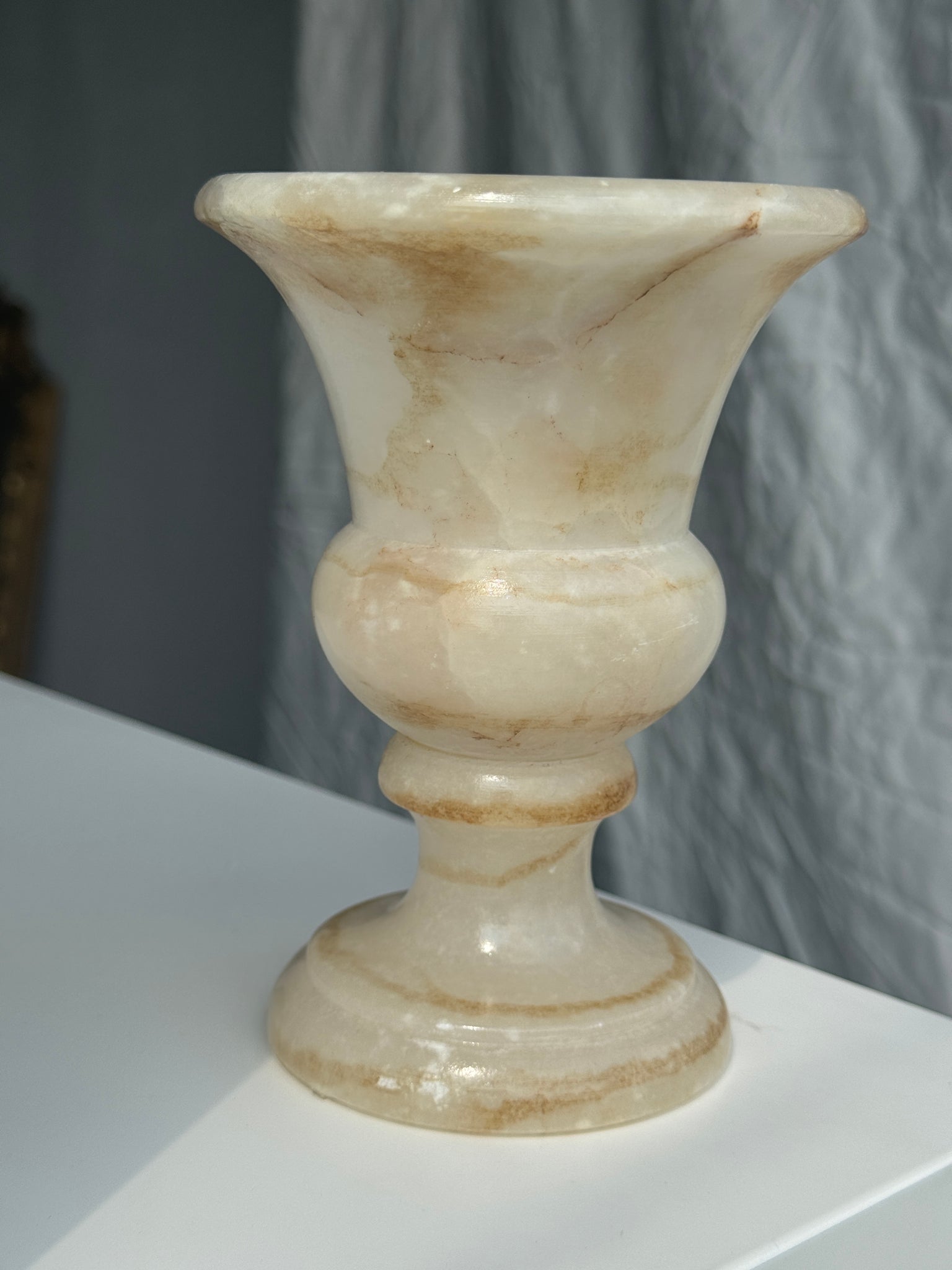 Petit vase en albâtre de style Médicis H15