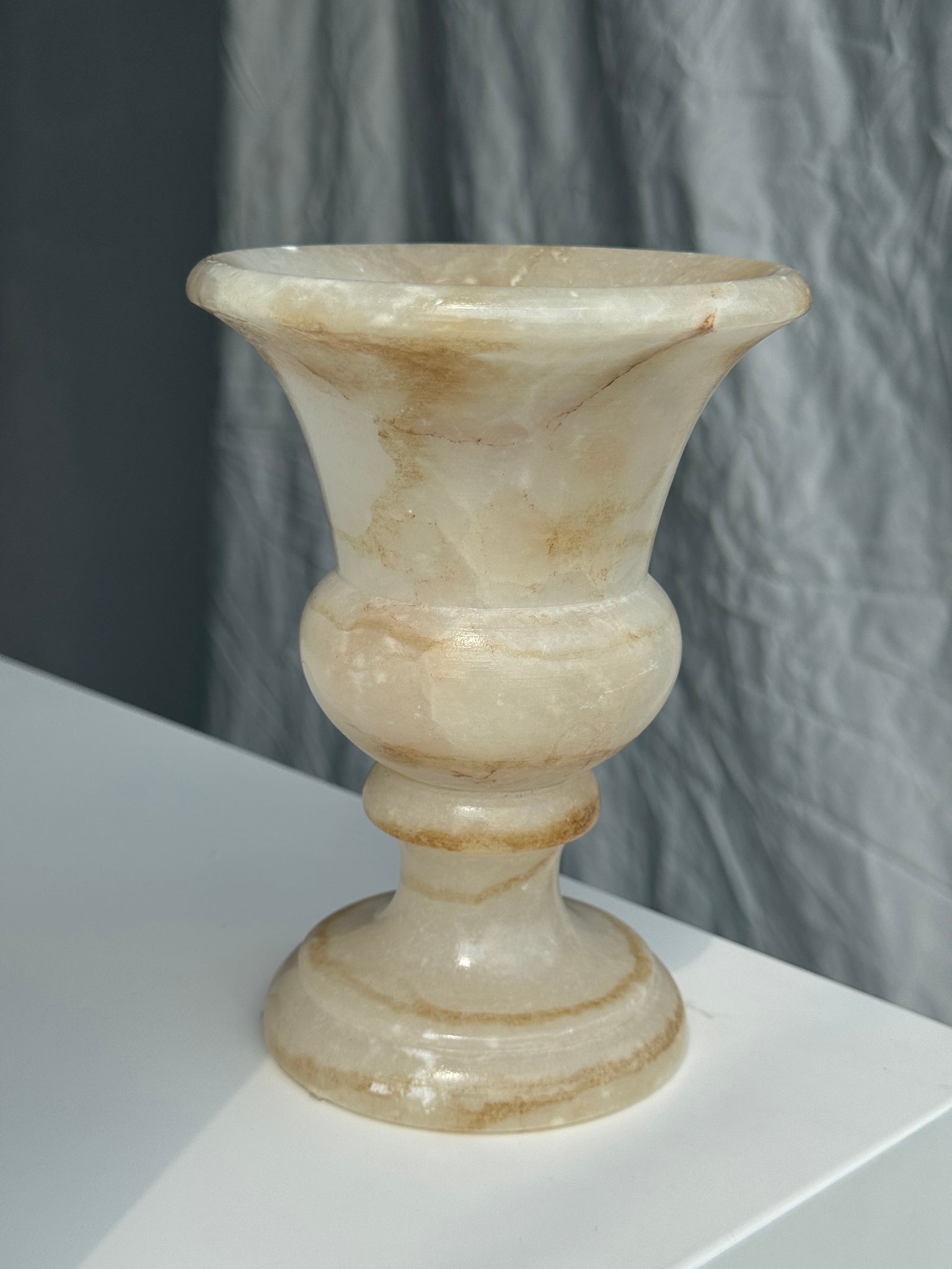 Petit vase en albâtre de style Médicis H15