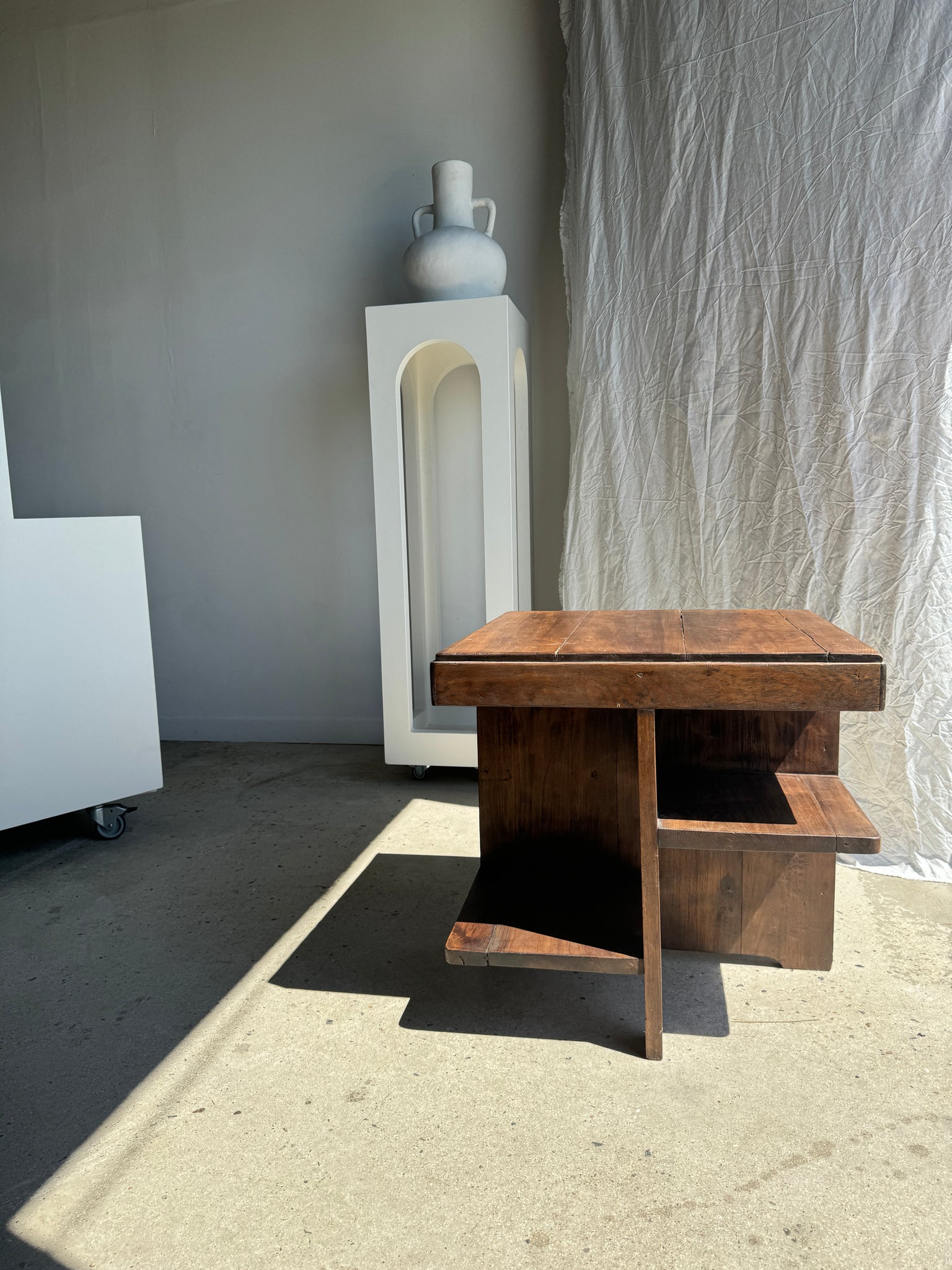 Guéridon ou petite table d'appoint carrée piètement quadripode à entretoise de style moderniste vintage