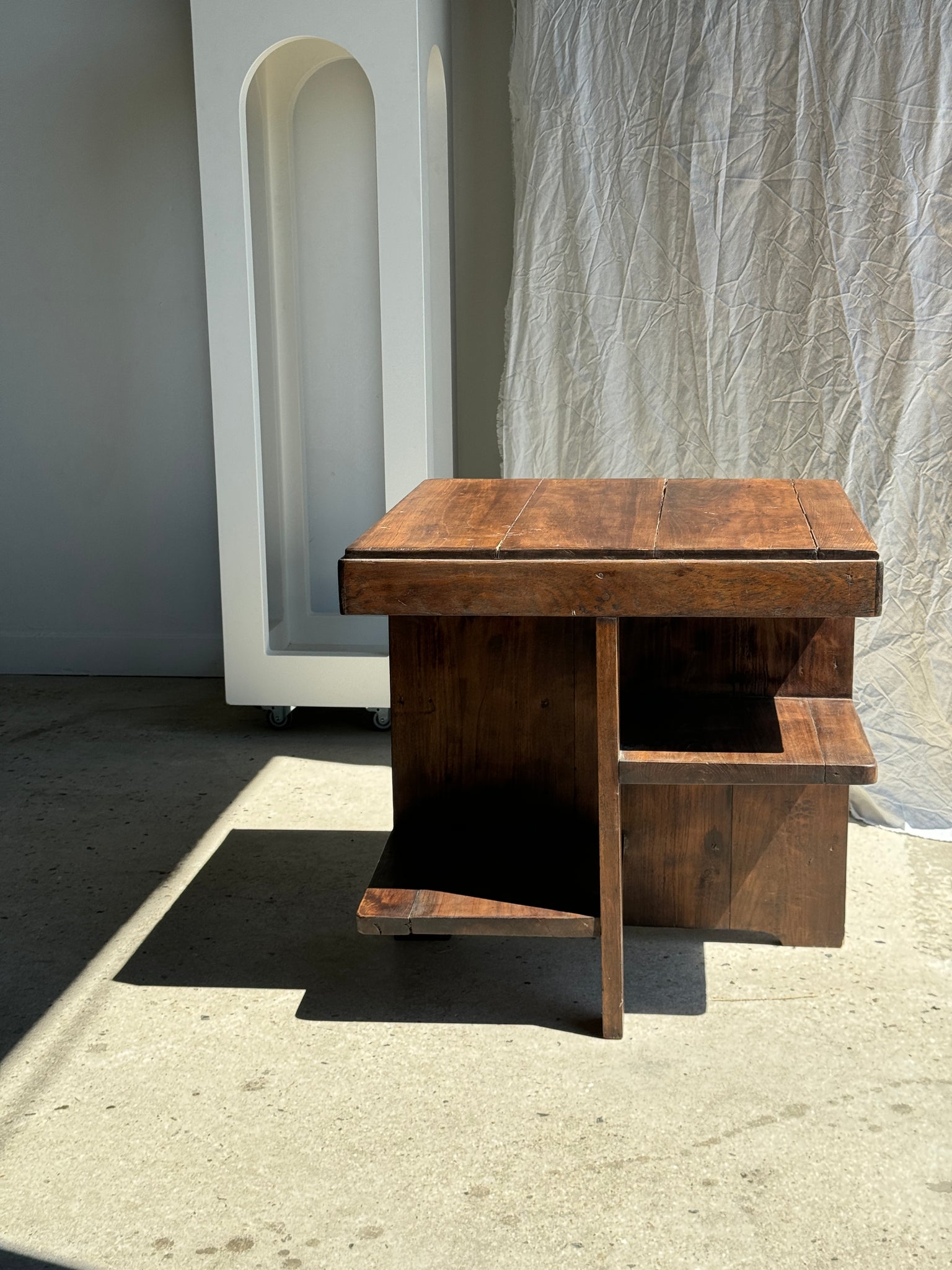 Guéridon ou petite table d'appoint carrée piètement quadripode à entretoise de style moderniste vintage