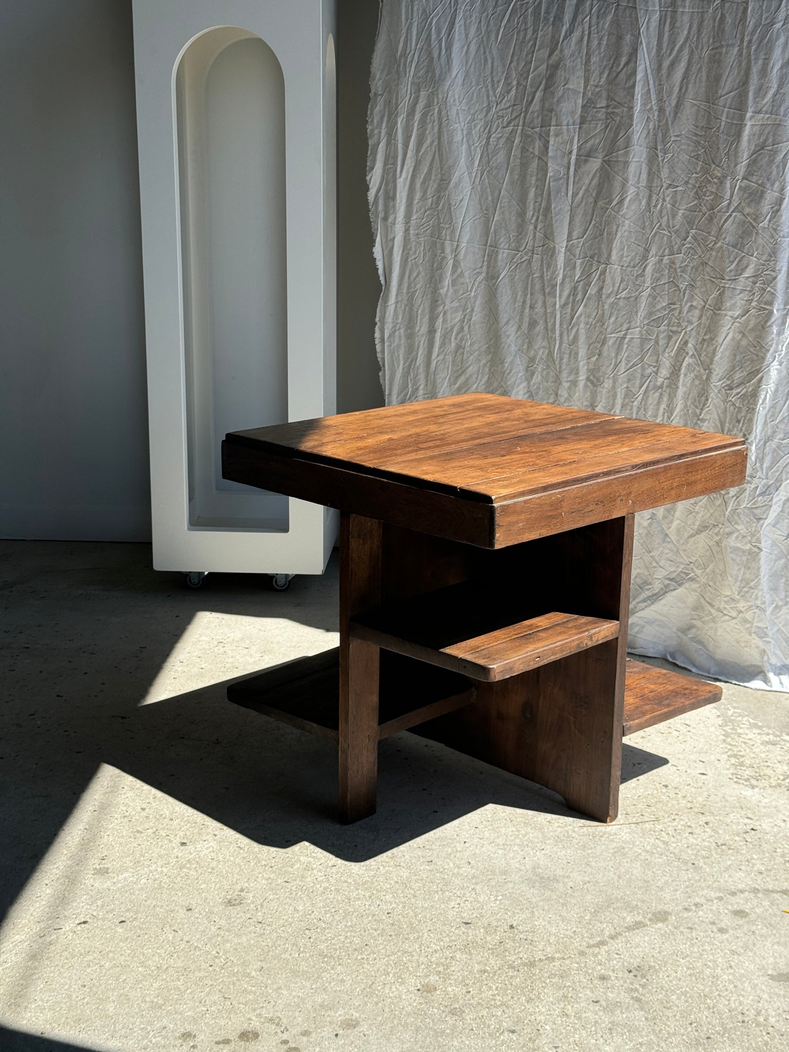 Guéridon ou petite table d'appoint carrée piètement quadripode à entretoise de style moderniste vintage