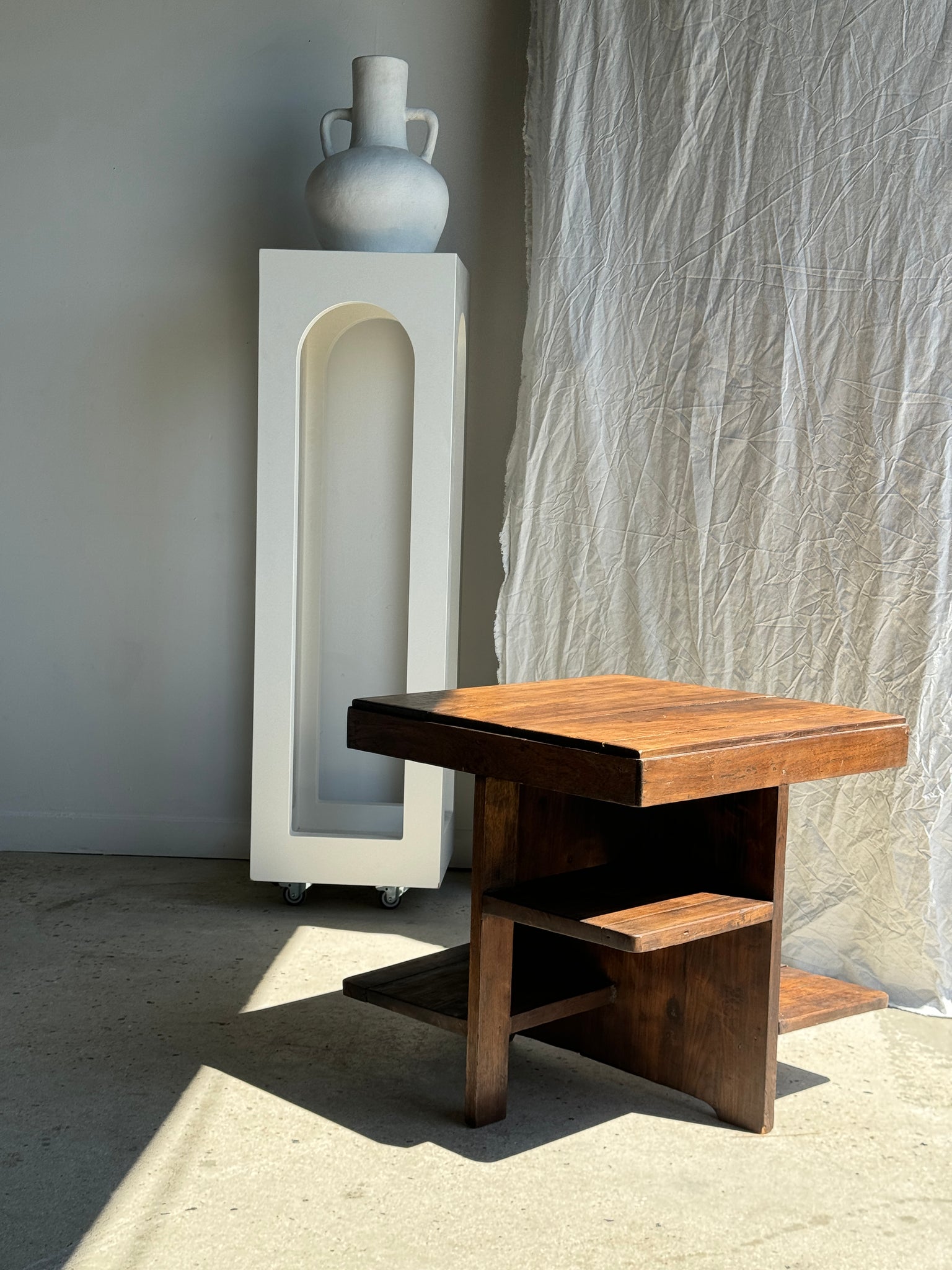 Guéridon ou petite table d'appoint carrée piètement quadripode à entretoise de style moderniste vintage