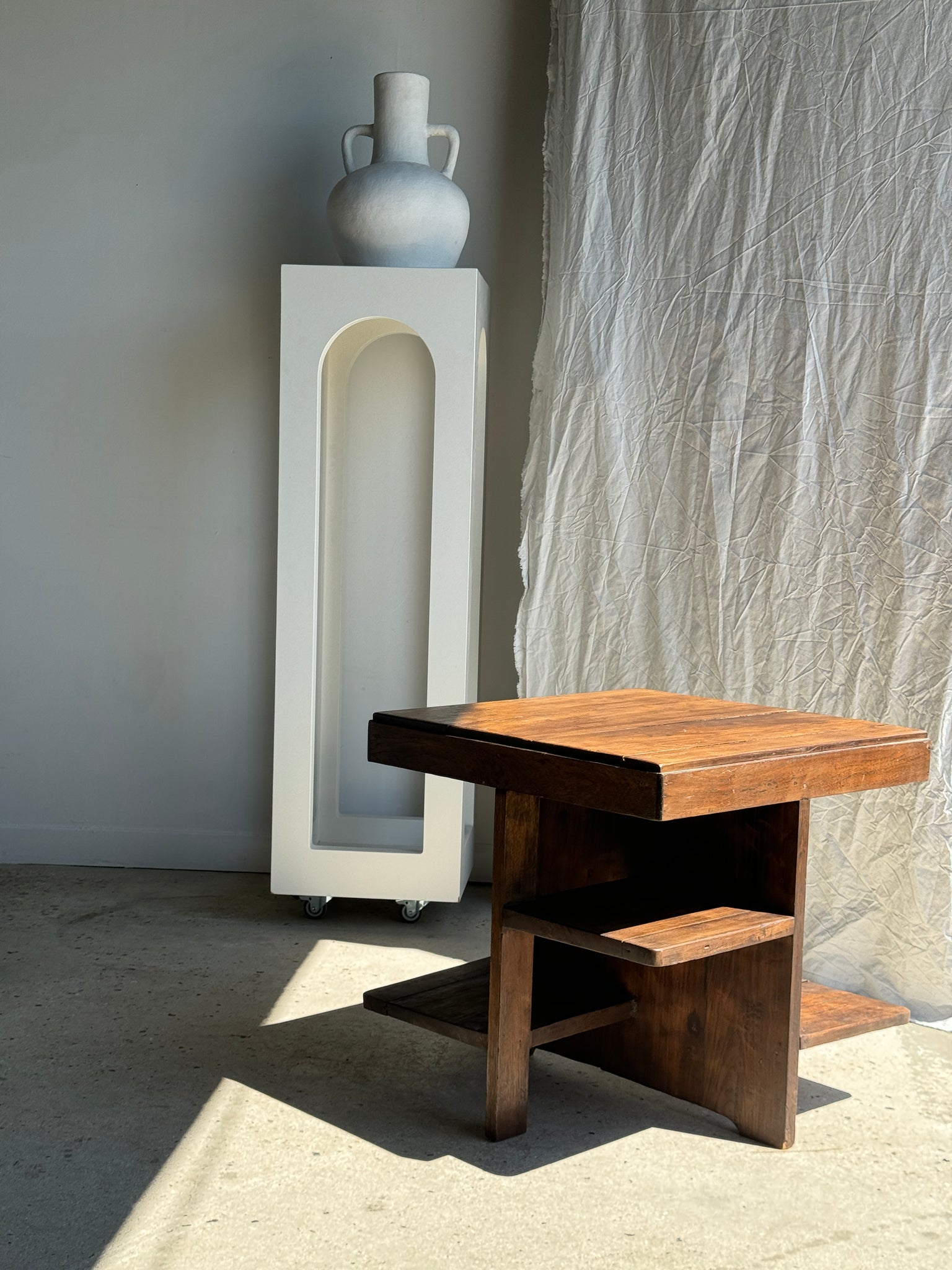 Guéridon ou petite table d'appoint carrée piètement quadripode à entretoise de style moderniste vintage