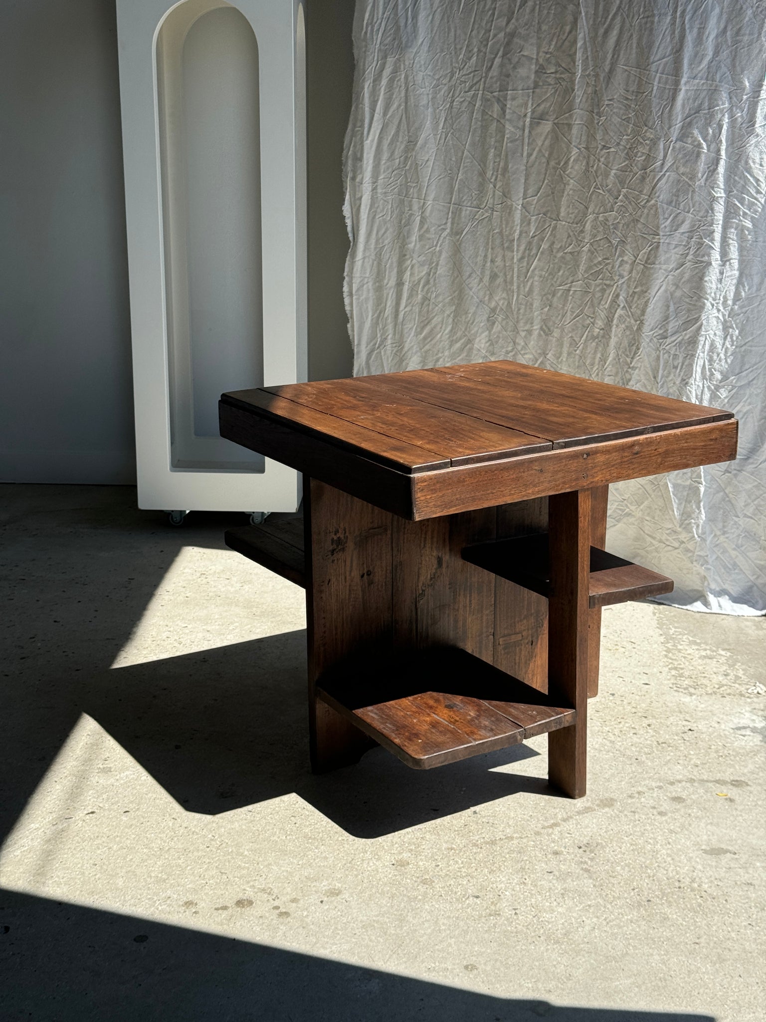 Guéridon ou petite table d'appoint carrée piètement quadripode à entretoise de style moderniste vintage