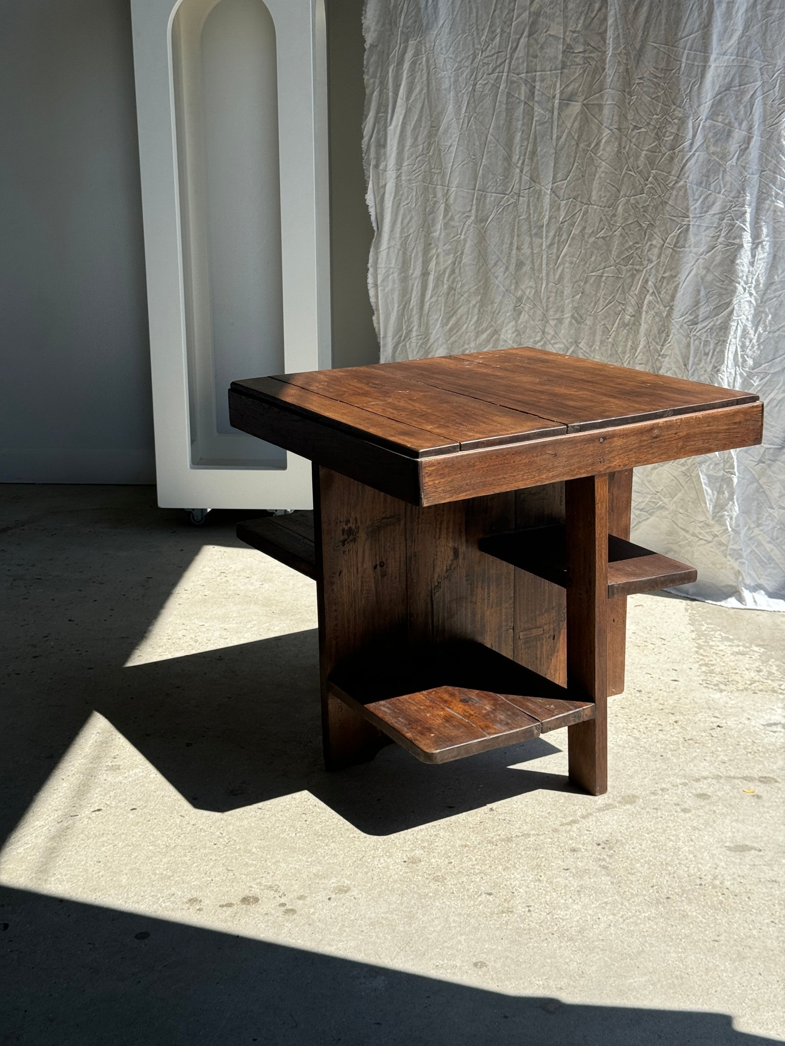 Guéridon ou petite table d'appoint carrée piètement quadripode à entretoise de style moderniste vintage