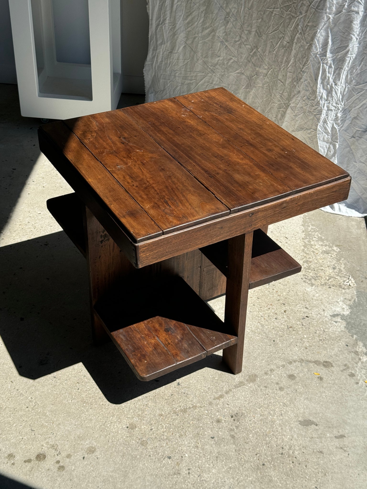 Guéridon ou petite table d'appoint carrée piètement quadripode à entretoise de style moderniste vintage