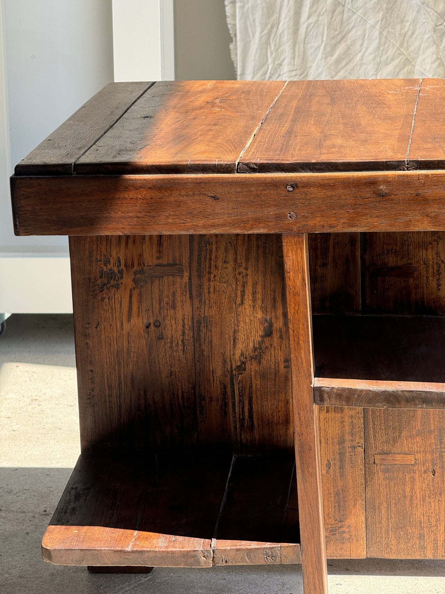 Guéridon ou petite table d'appoint carrée piètement quadripode à entretoise de style moderniste vintage