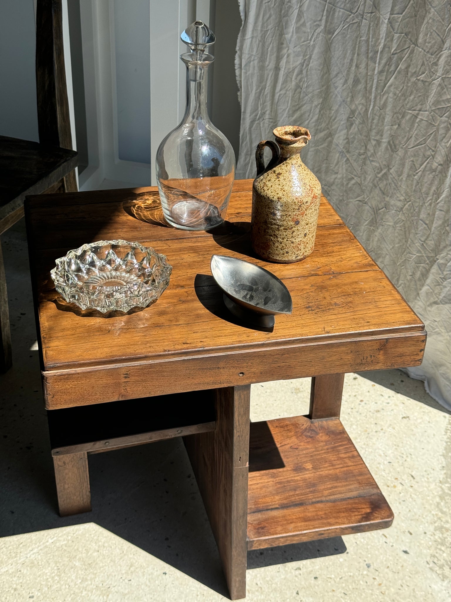 Guéridon ou petite table d'appoint carrée piètement quadripode à entretoise de style moderniste vintage