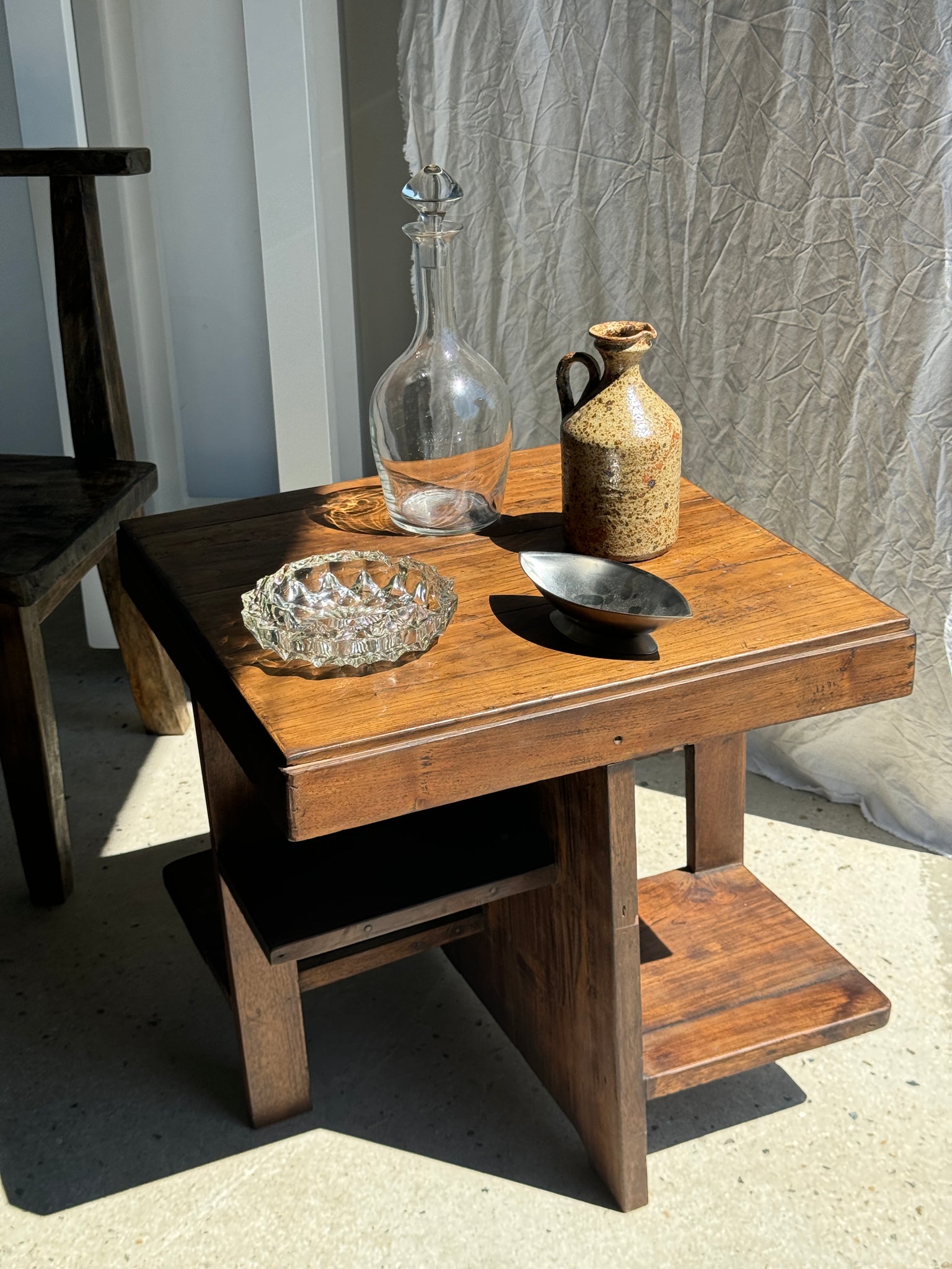 Guéridon ou petite table d'appoint carrée piètement quadripode à entretoise de style moderniste vintage