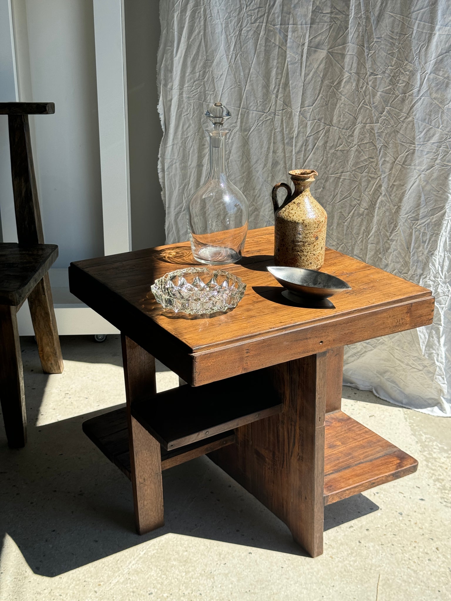 Guéridon ou petite table d'appoint carrée piètement quadripode à entretoise de style moderniste vintage