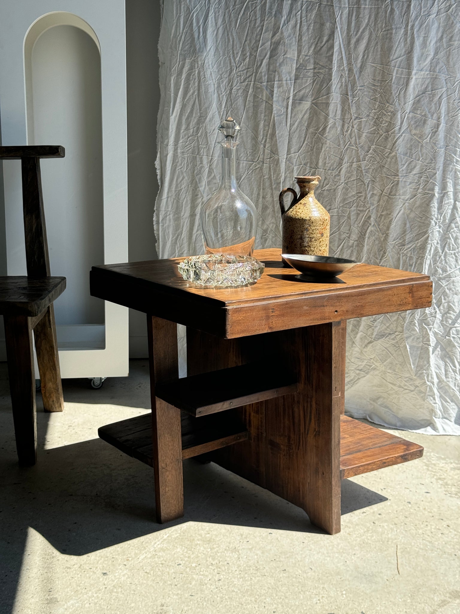 Guéridon ou petite table d'appoint carrée piètement quadripode à entretoise de style moderniste vintage