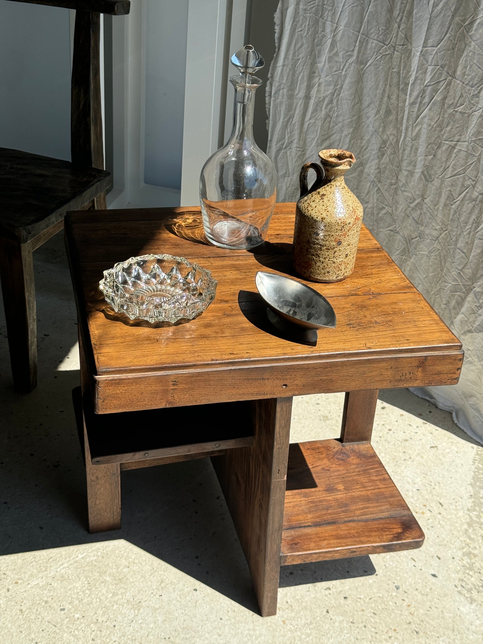 Guéridon ou petite table d'appoint carrée piètement quadripode à entretoise de style moderniste vintage