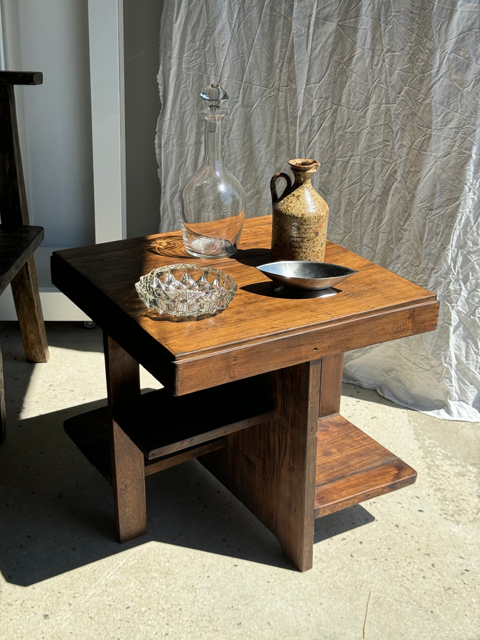 Guéridon ou petite table d'appoint carrée piètement quadripode à entretoise de style moderniste vintage