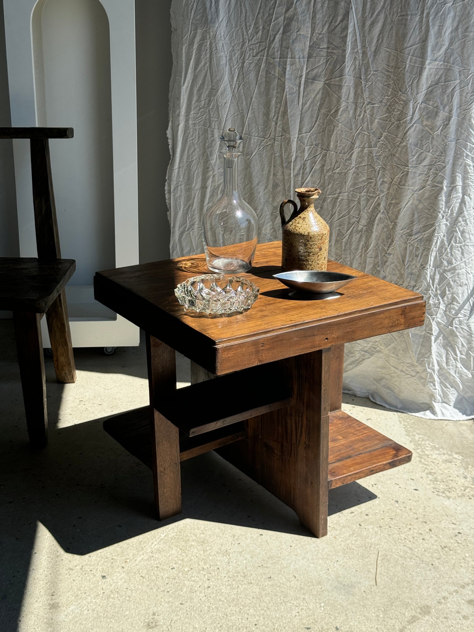 Guéridon ou petite table d'appoint carrée piètement quadripode à entretoise de style moderniste vintage