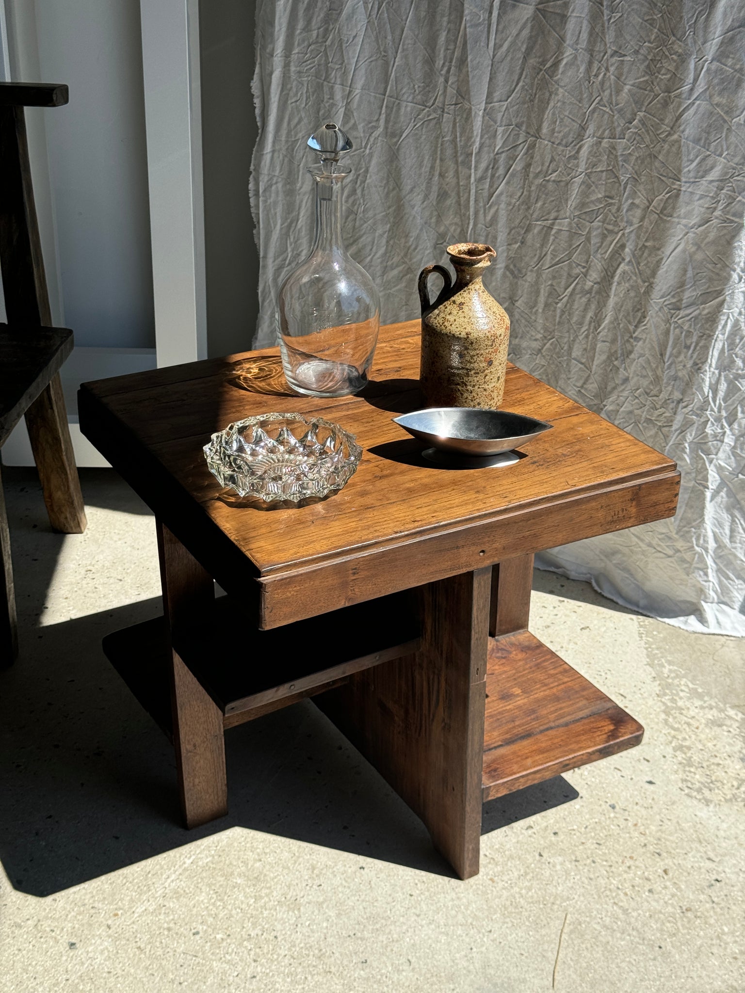 Guéridon ou petite table d'appoint carrée piètement quadripode à entretoise de style moderniste vintage