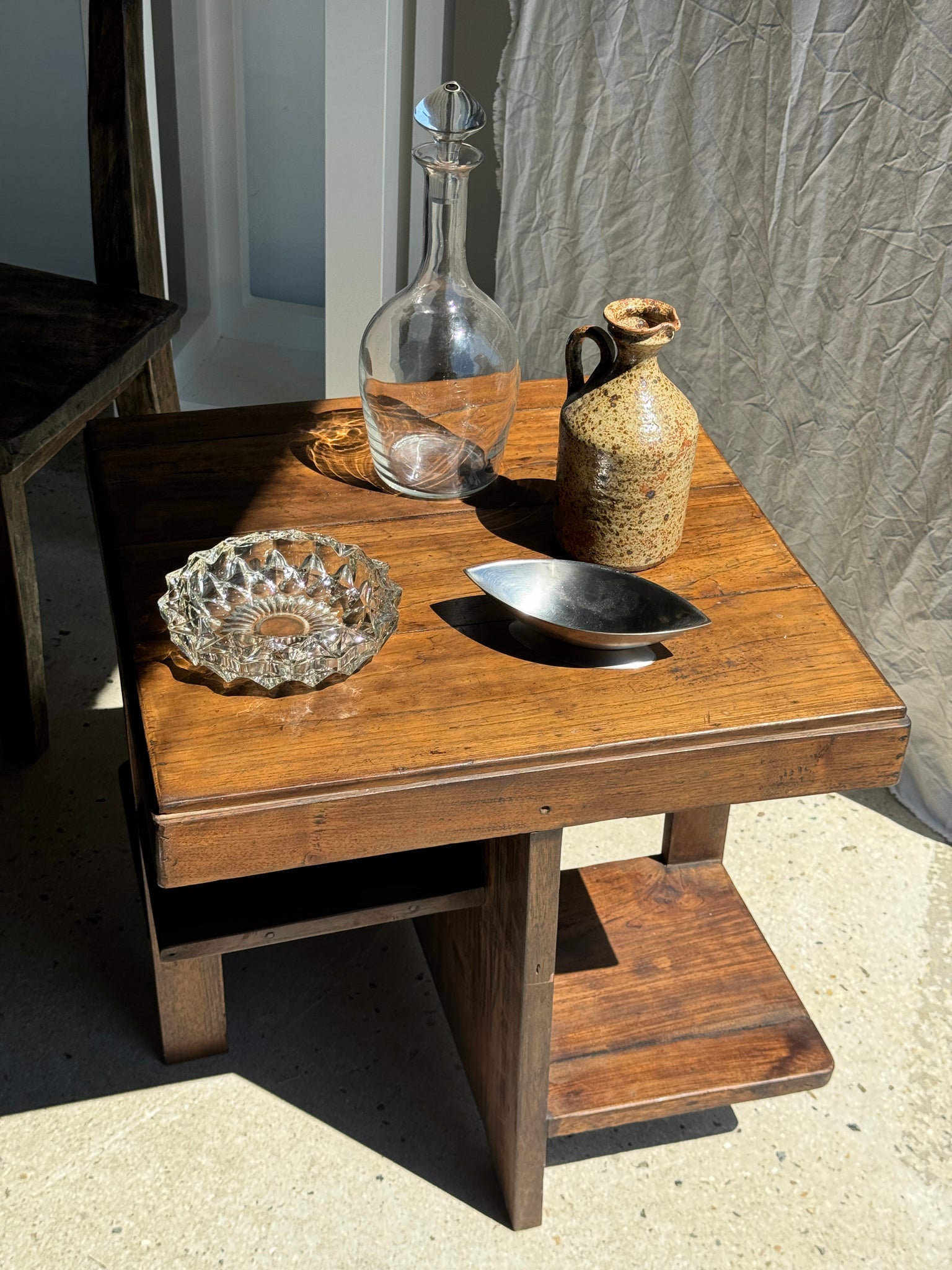 Guéridon ou petite table d'appoint carrée piètement quadripode à entretoise de style moderniste vintage