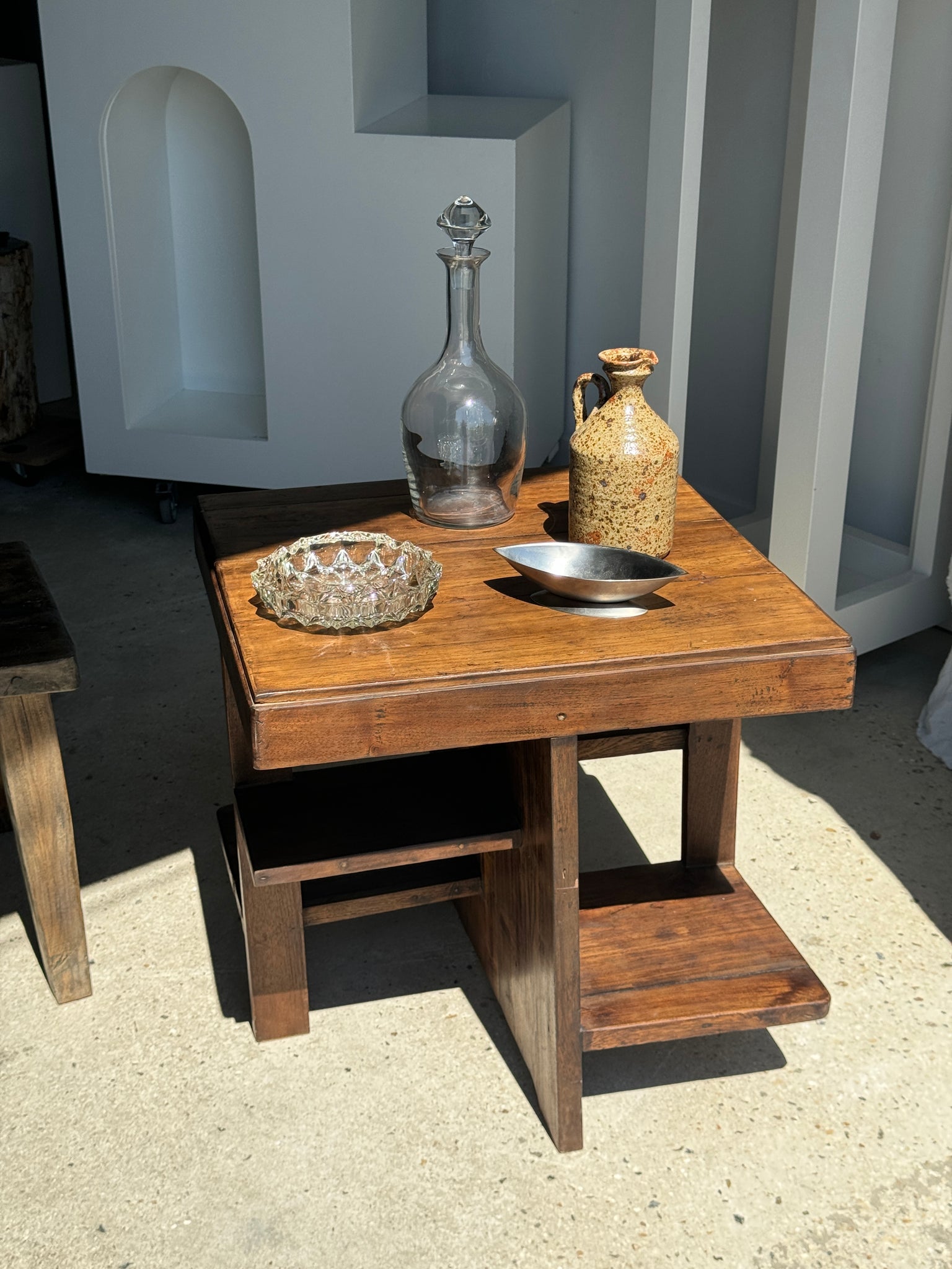 Guéridon ou petite table d'appoint carrée piètement quadripode à entretoise de style moderniste vintage