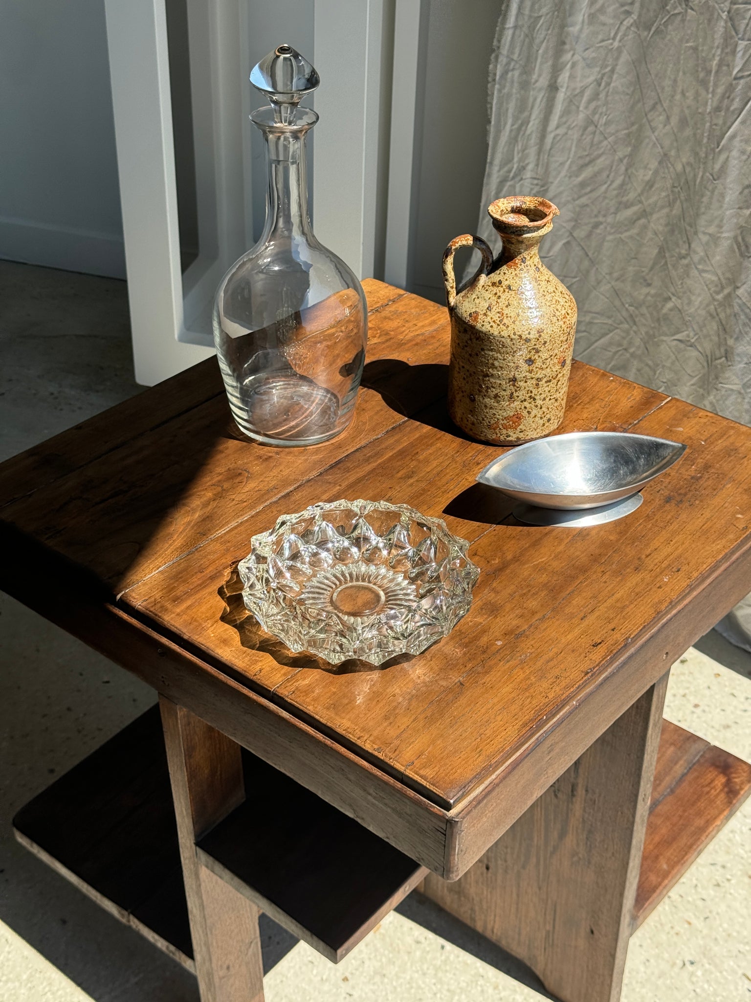 Guéridon ou petite table d'appoint carrée piètement quadripode à entretoise de style moderniste vintage