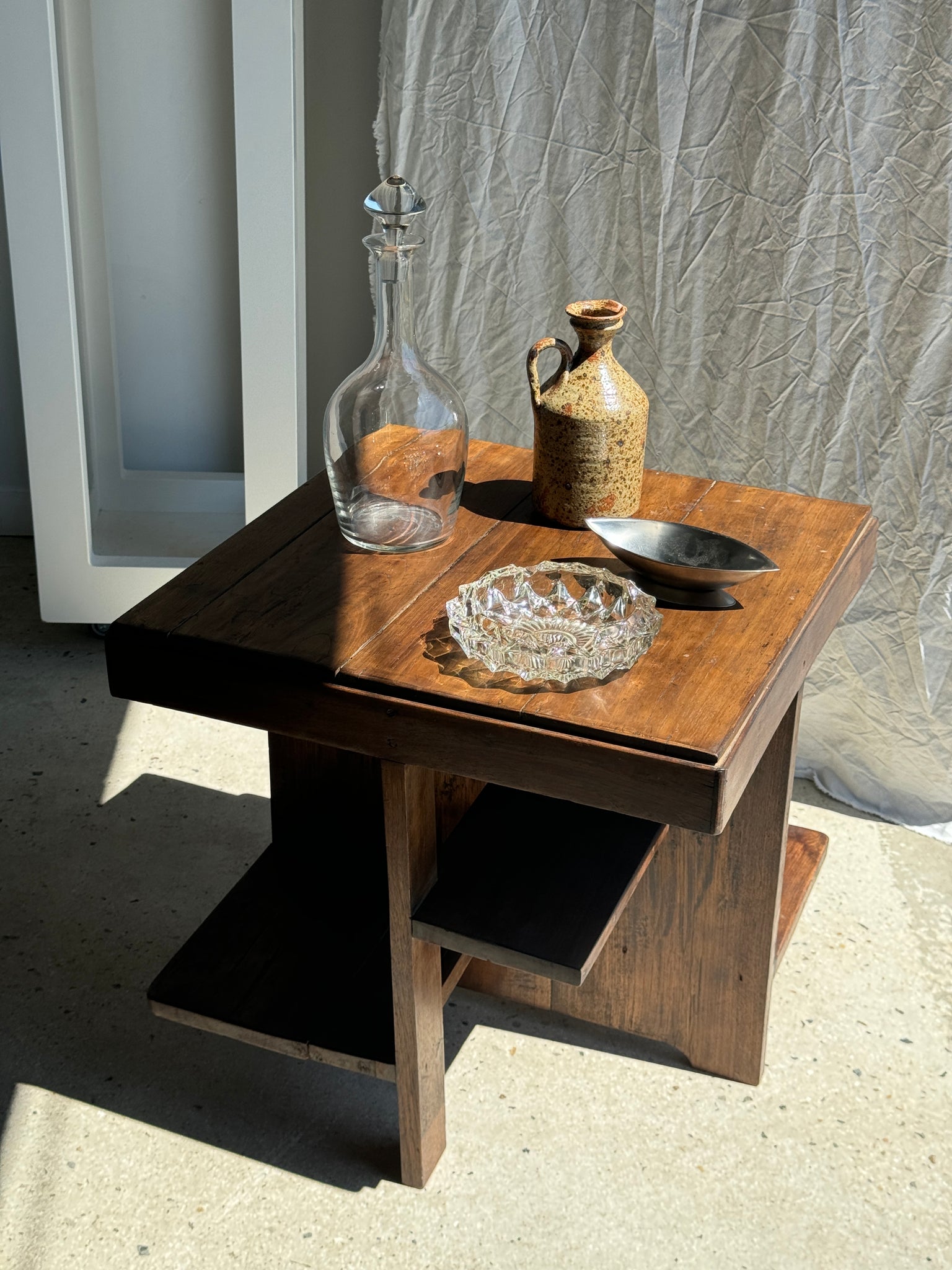 Guéridon ou petite table d'appoint carrée piètement quadripode à entretoise de style moderniste vintage