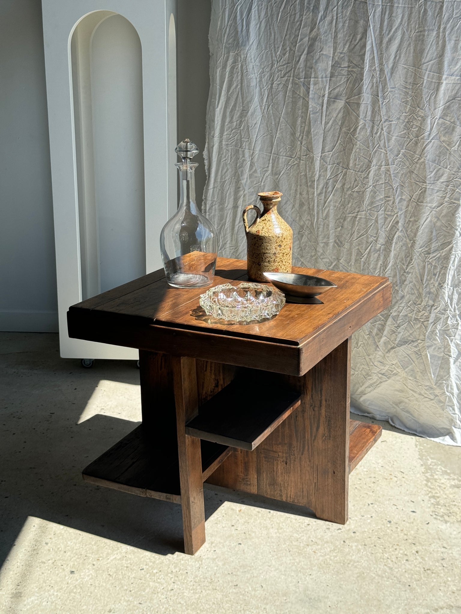 Guéridon ou petite table d'appoint carrée piètement quadripode à entretoise de style moderniste vintage