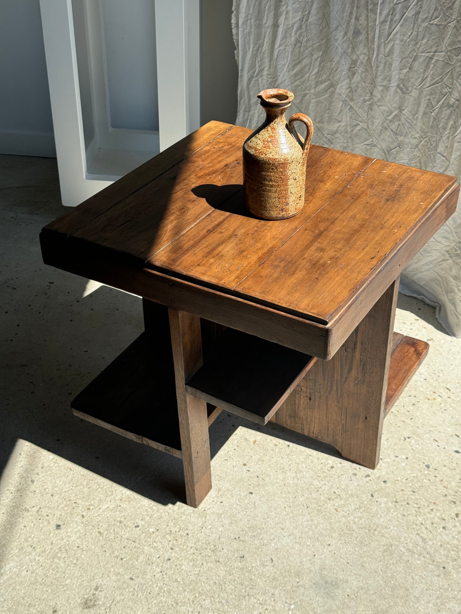 Guéridon ou petite table d'appoint carrée piètement quadripode à entretoise de style moderniste vintage